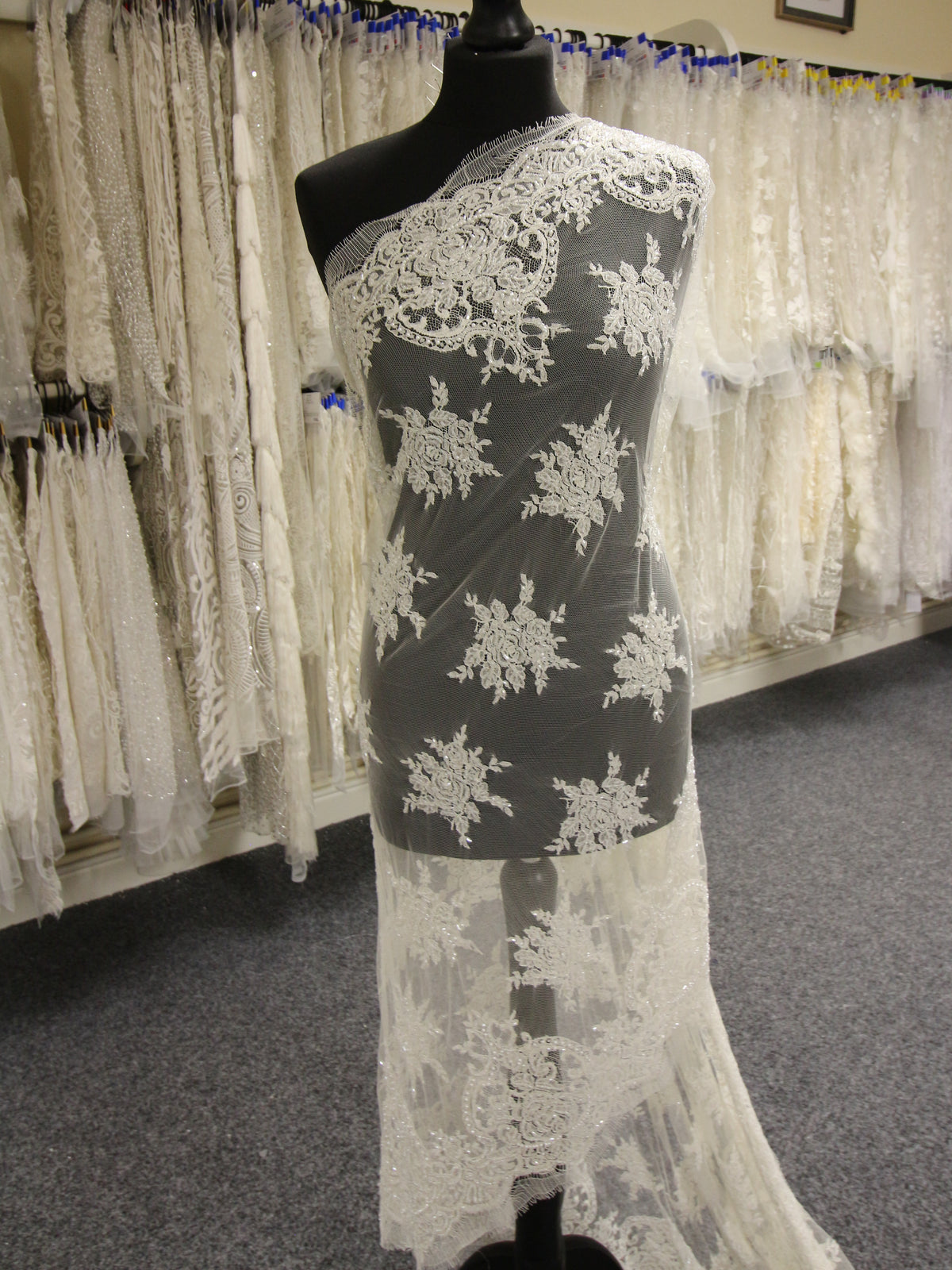 Elfenbeinfarbene Chantilly-Spitze – Callandra