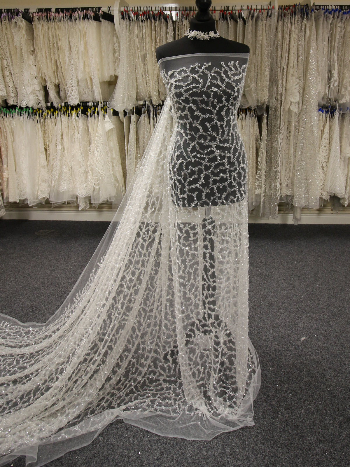 Elfenbeinfarbener Tüll mit Pailletten und Perlen – Denise