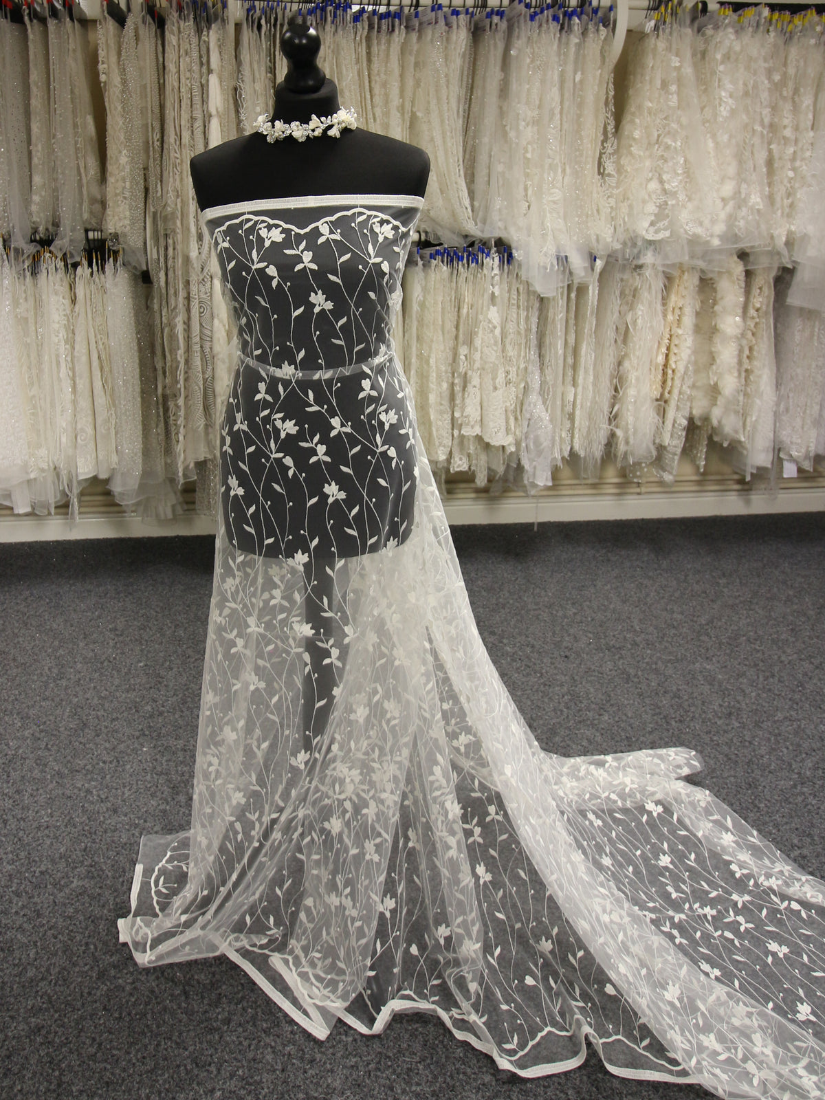 Elfenbeinfarbene bestickte Spitze – Gail