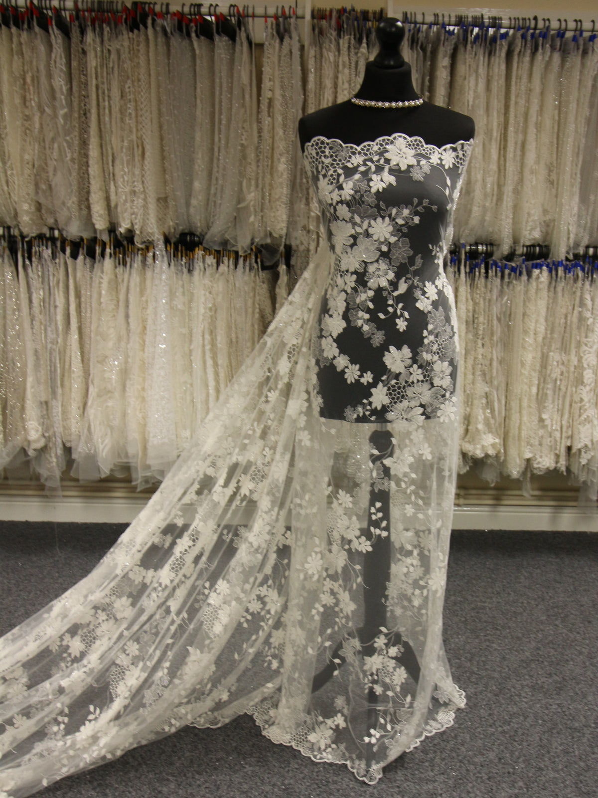 Elfenbeinfarbene bestickte Spitze – Hughette