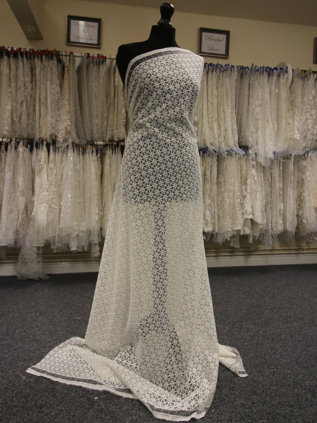 Elfenbeinfarbene bestickte Spitze – Juxta