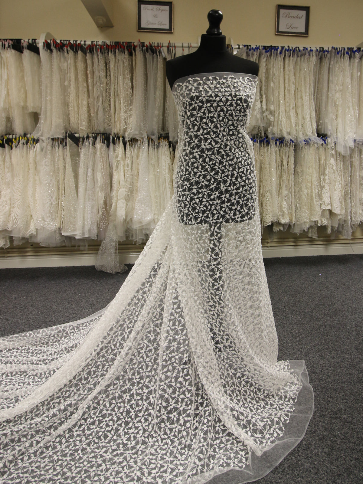 Elfenbeinfarbene bestickte Spitze - Kiana