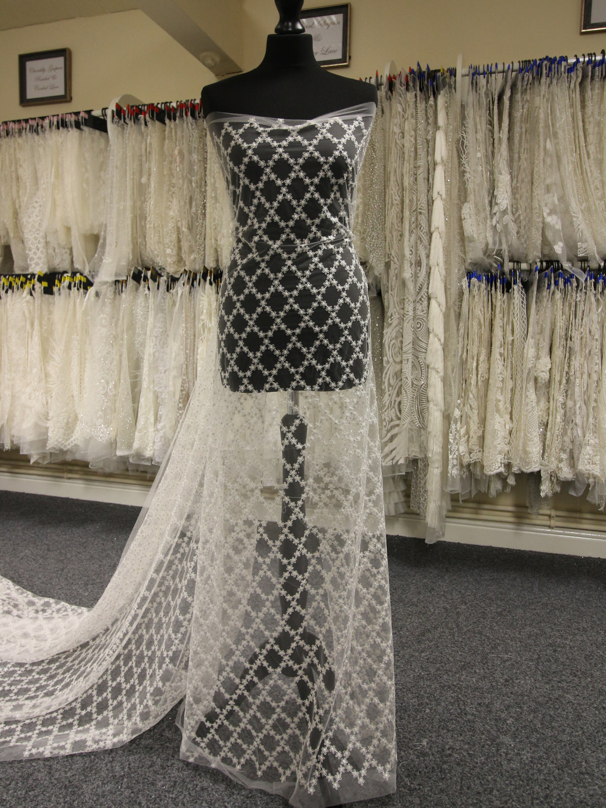 Elfenbeinfarbene bestickte Spitze – Lachina