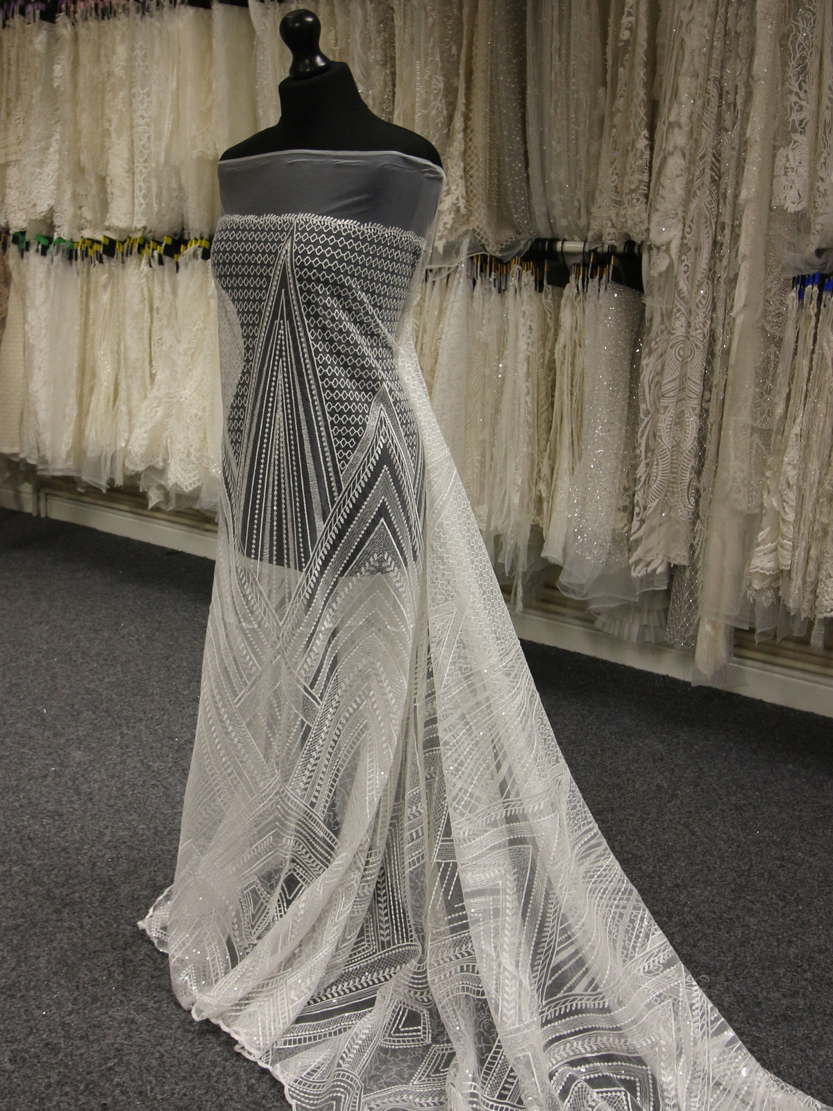 Elfenbeinfarbene, mit Pailletten bestickte Spitze – Lamborga