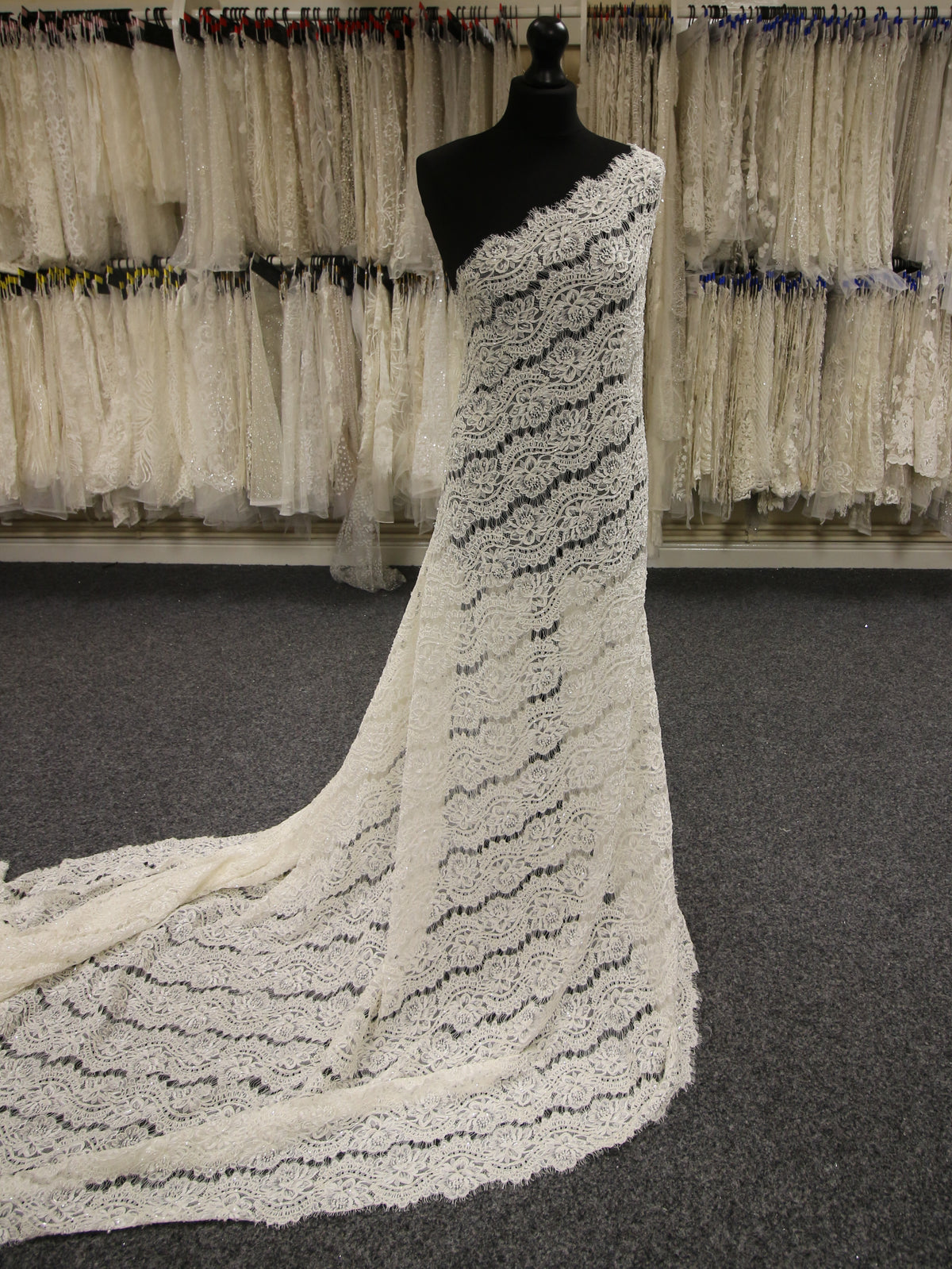 Elfenbeinfarbene, mit Perlen besetzte Brautspitze - Laura