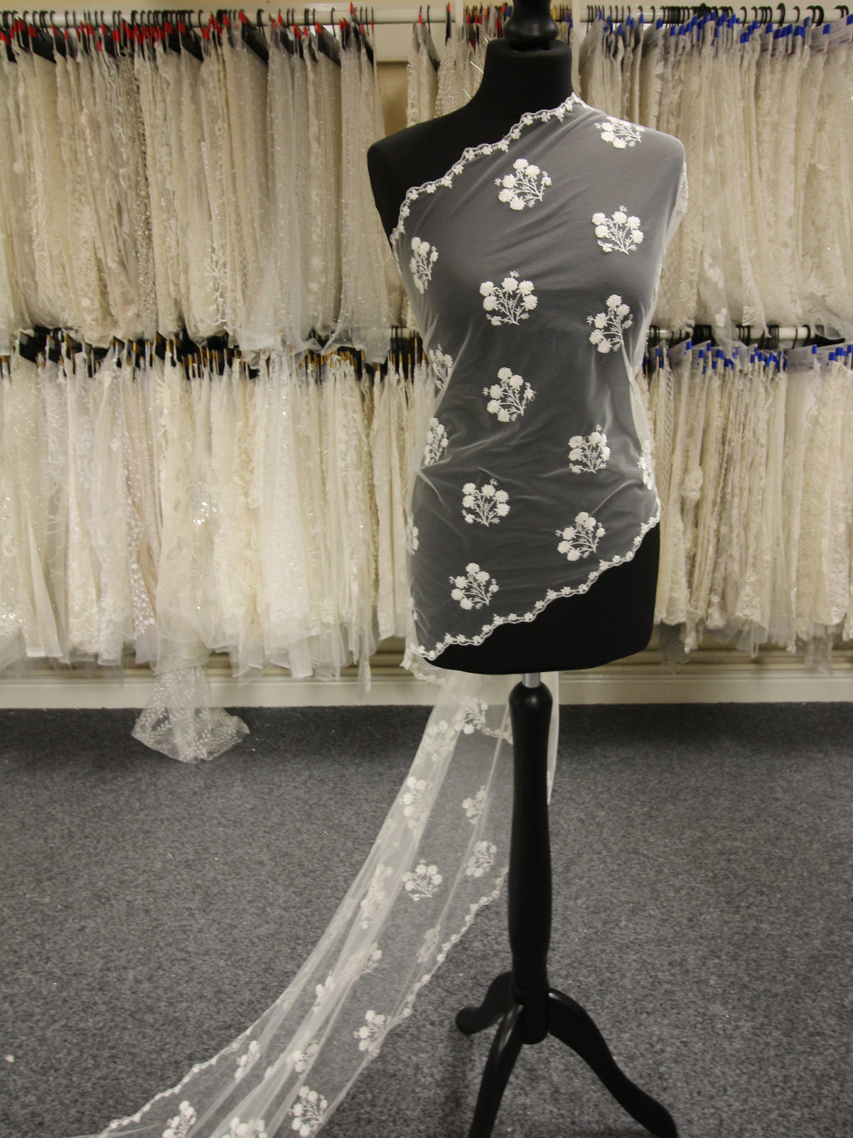 Elfenbeinfarbene bestickte Spitze – Mary