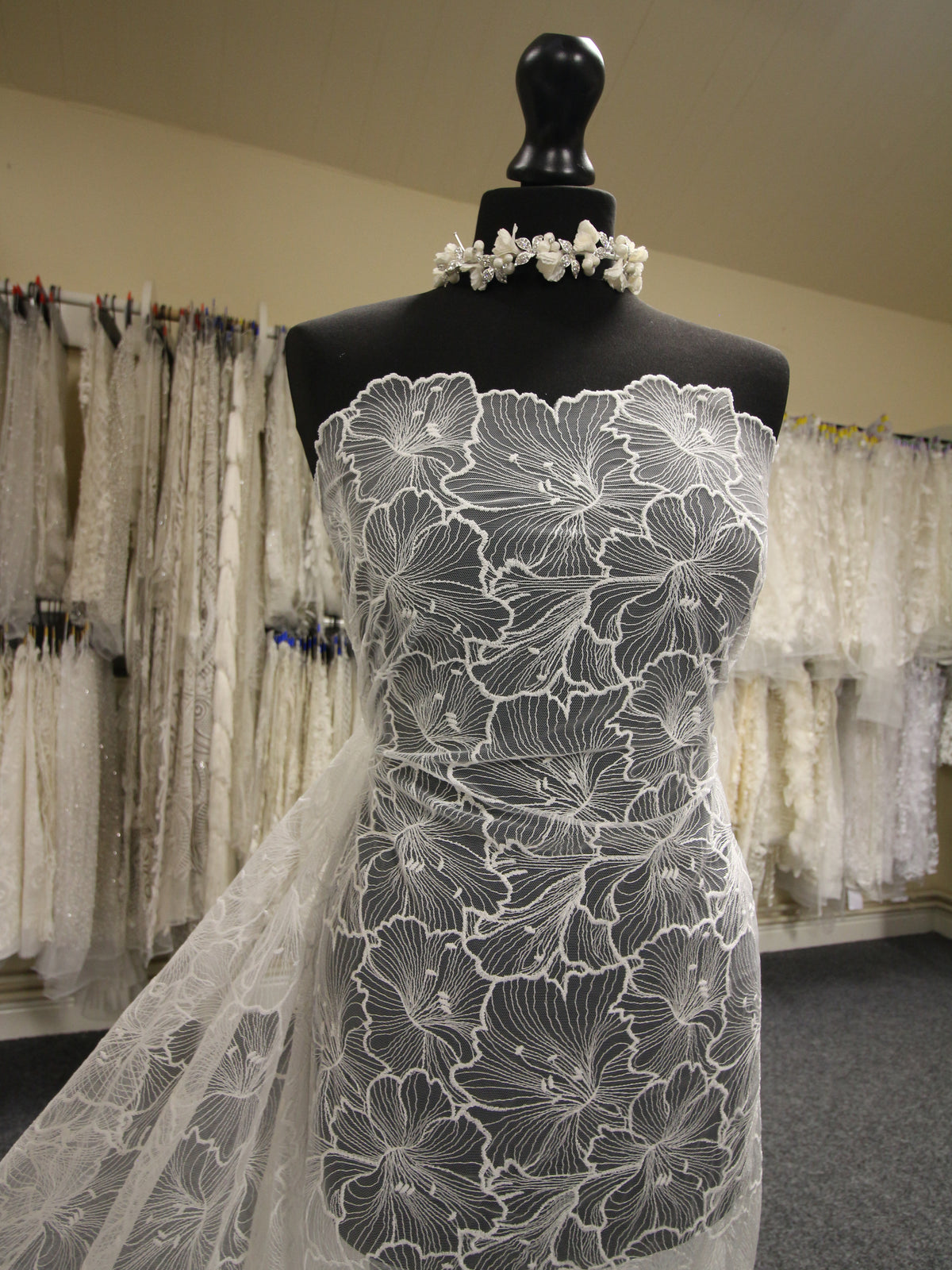 Elfenbeinfarbene bestickte Spitze – Monique