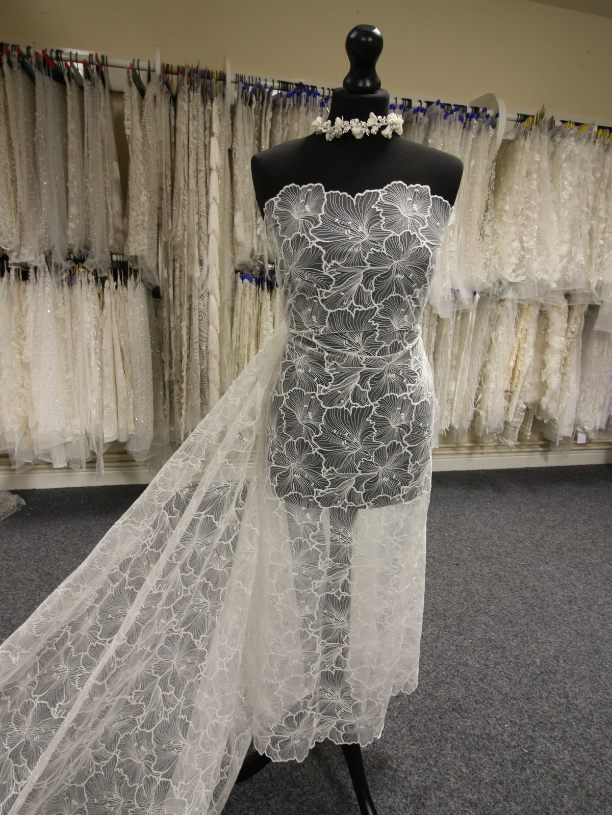 Elfenbeinfarbene bestickte Spitze – Monique