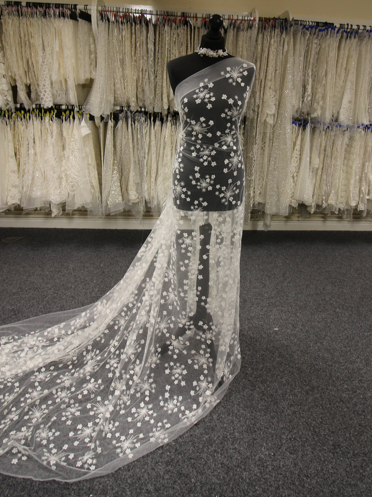 Elfenbeinfarbene bestickte Spitze – Pomme