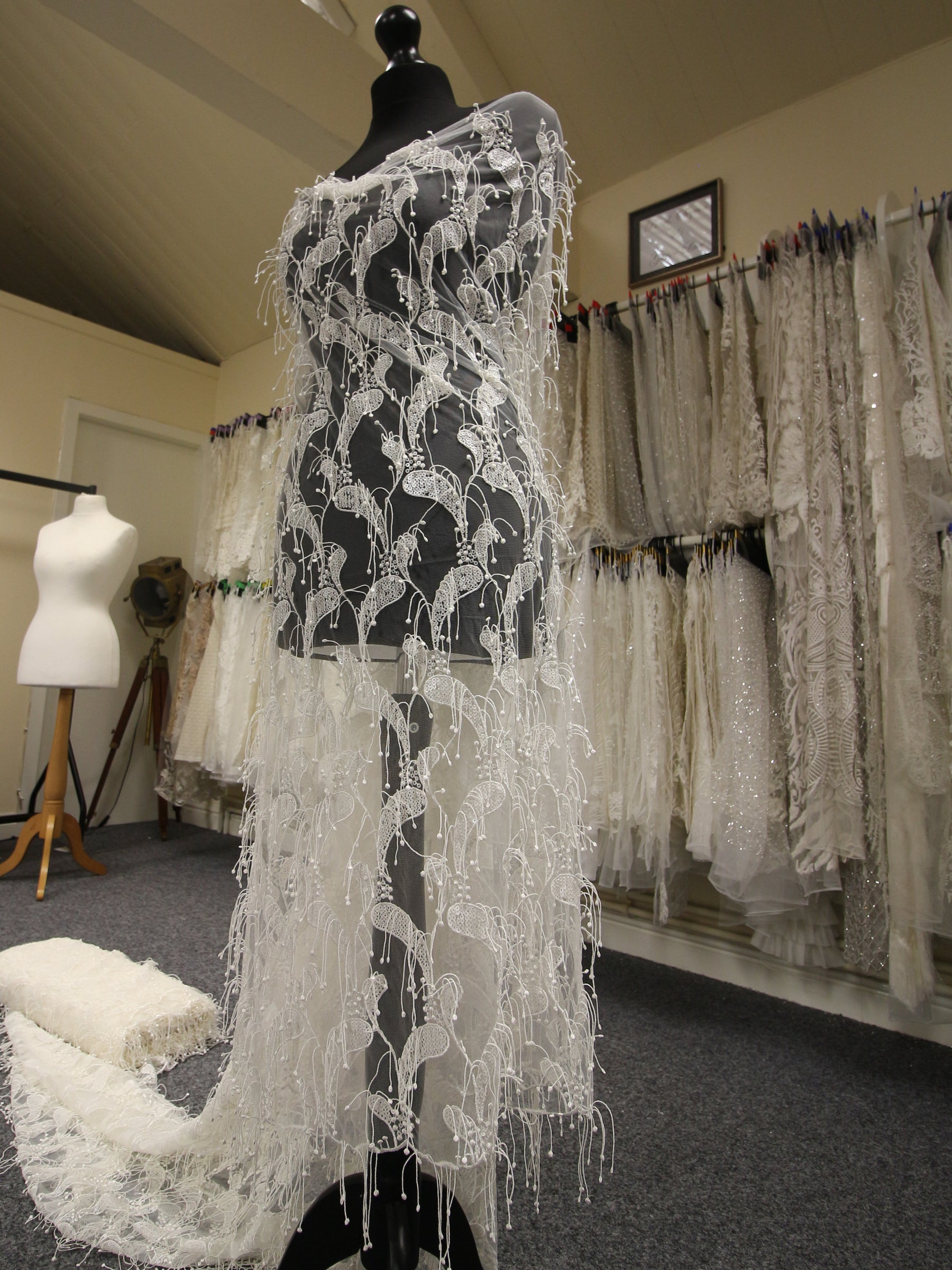 Elfenbeinfarbene paillettenbesetzte Paisley-Spitze – Ronnie