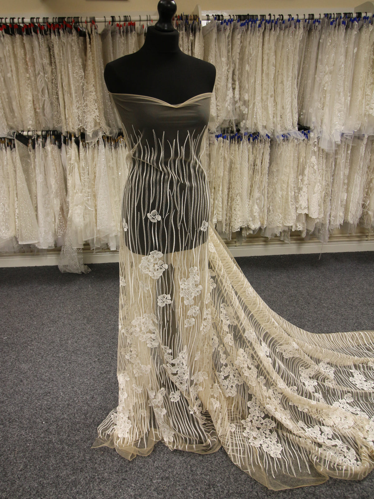 Elfenbeinfarbene bestickte Spitze – Zeenat