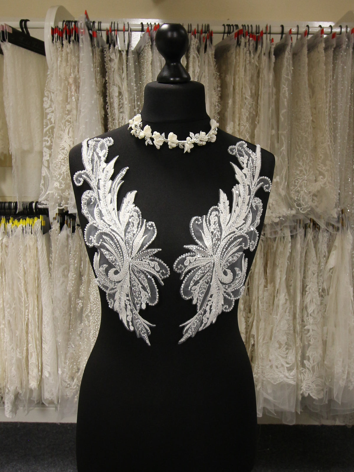 Elfenbeinfarbene Perlen-Spitzenapplikationen – Larkspur