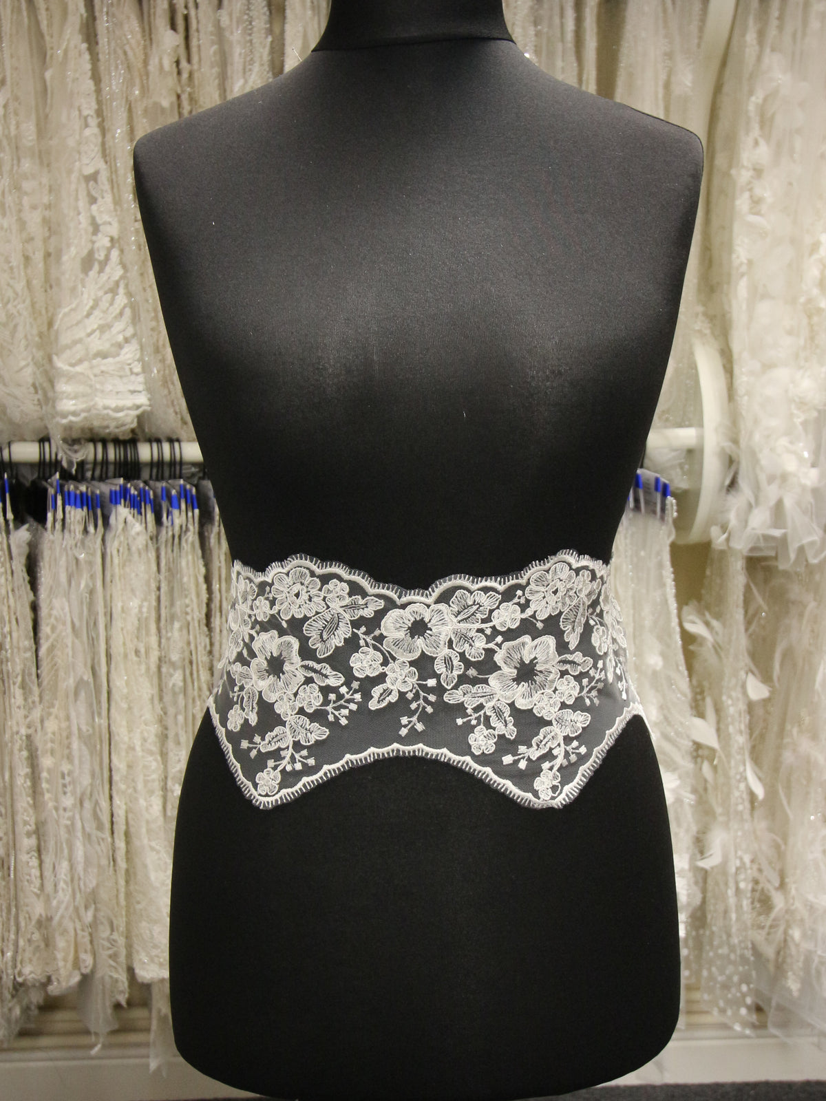 Elfenbeinfarbener, schnurgebundener Spitzenbesatz – Bluebell