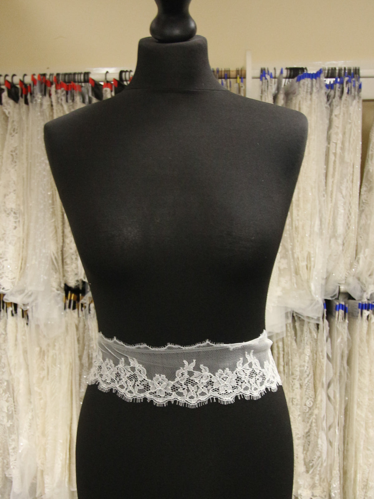 Elfenbeinfarbener Chantilly-Spitzenbesatz – Brighton