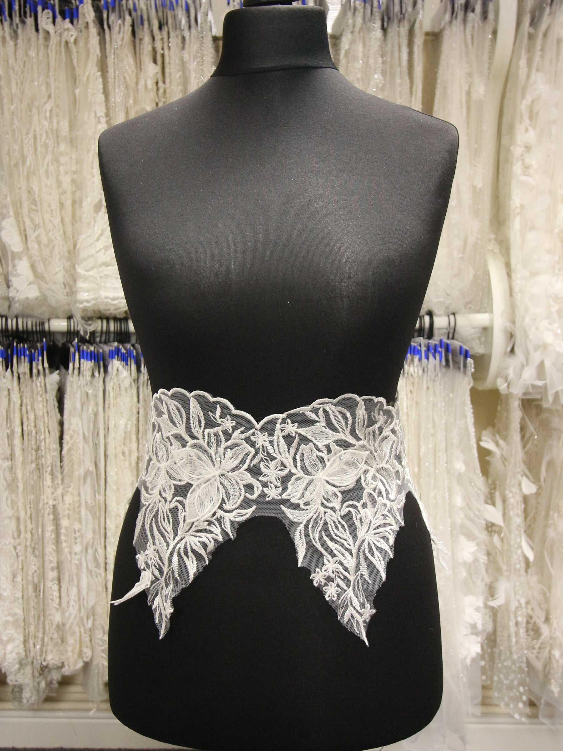 Elfenbeinbestickter Spitzenbesatz (groß) – Calinda