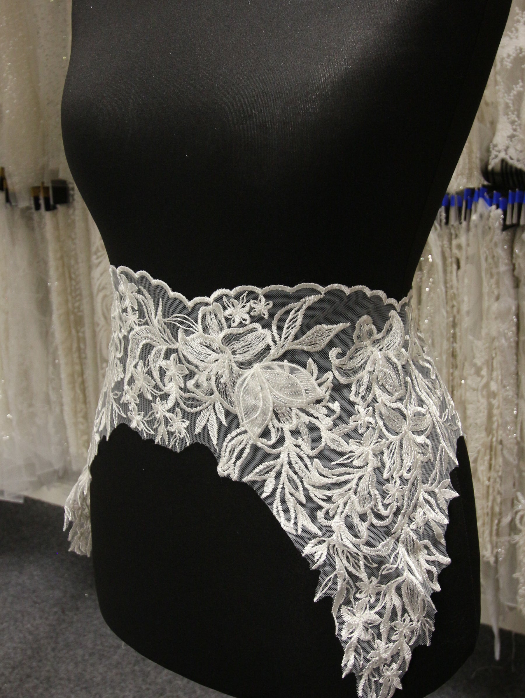 Elfenbeinbestickter Spitzenbesatz (groß) – Calinda