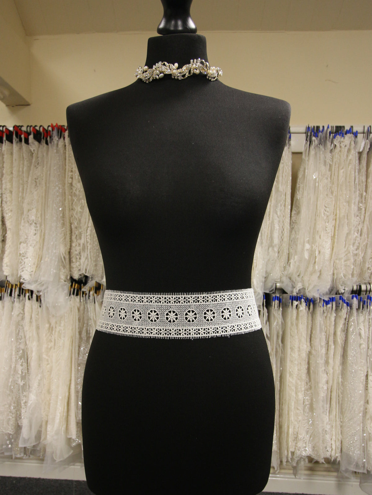 Elfenbeinfarbener Spitzenbesatz – Chimäre