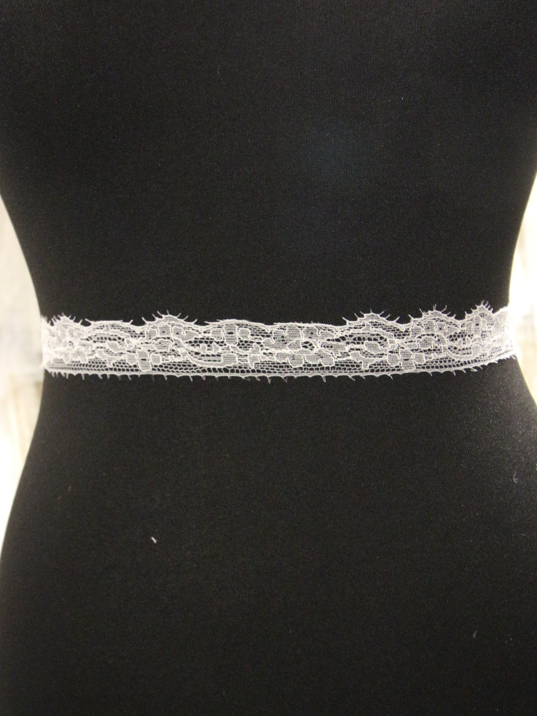 Elfenbeinfarbener Chantilly-Spitzenbesatz – Georgia