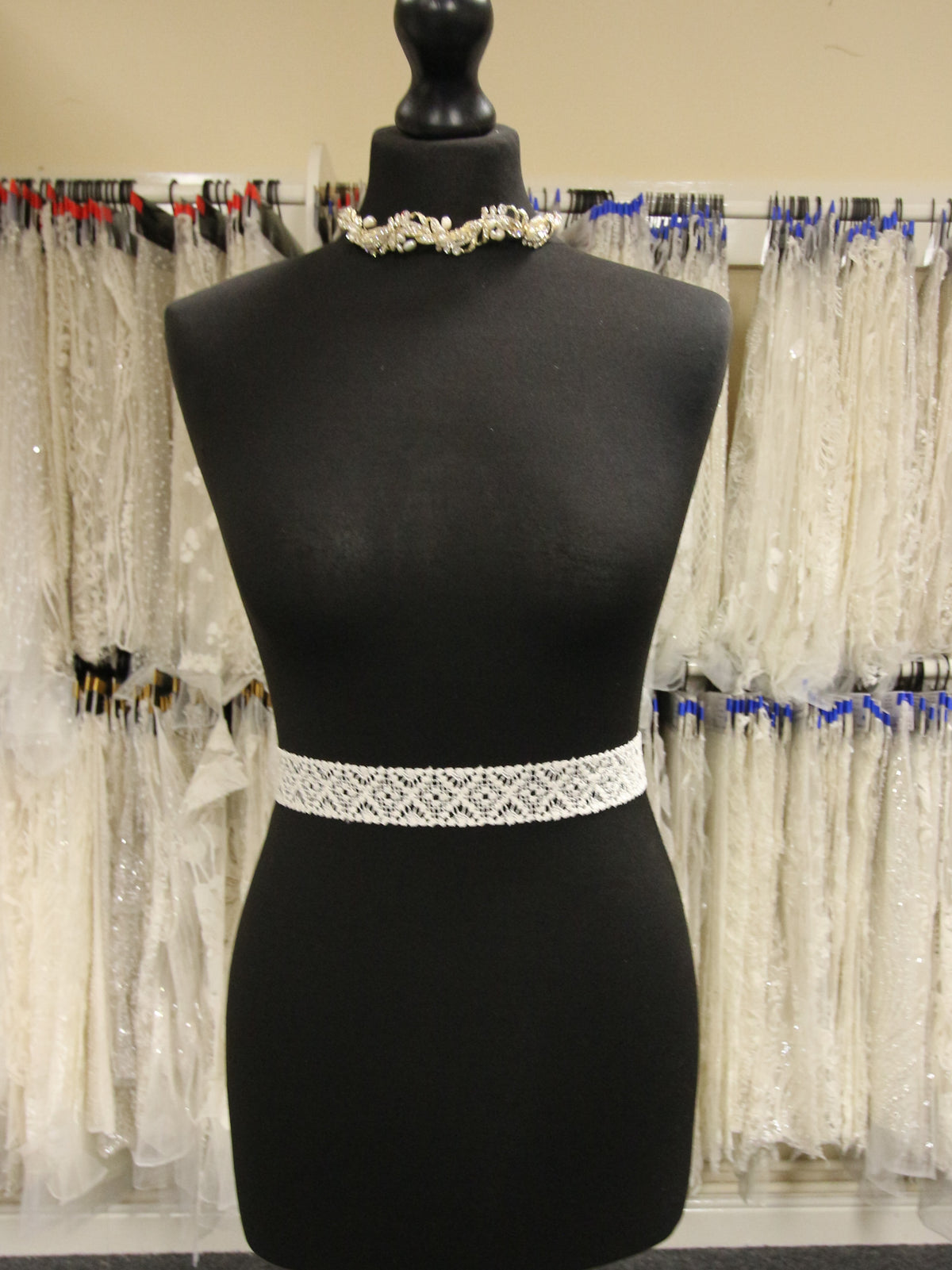 Elfenbeinfarbener Spitzenbesatz – Griffin