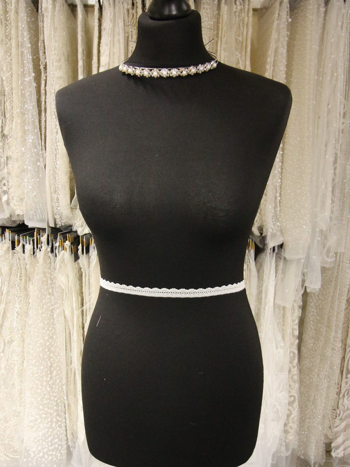 Elfenbeinfarbener Spitzenbesatz – Ahorn