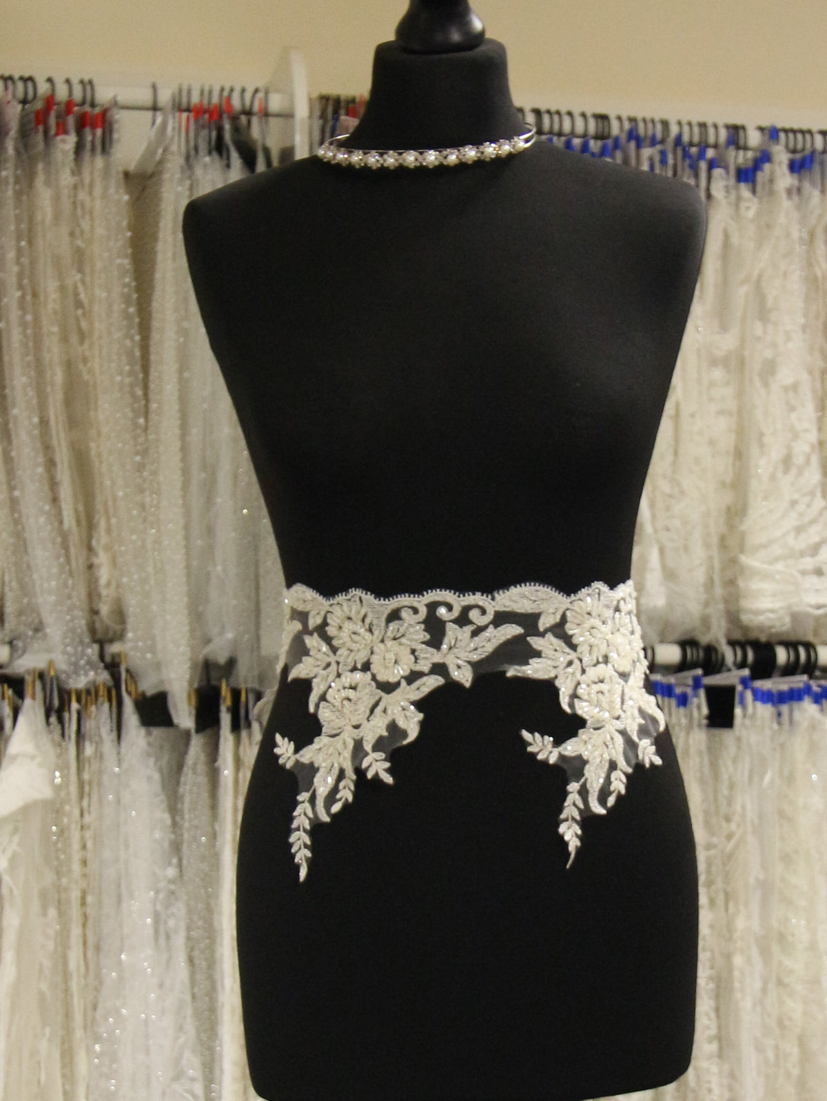 Elfenbeinfarbener Spitzenbesatz mit Perlen – Nicole