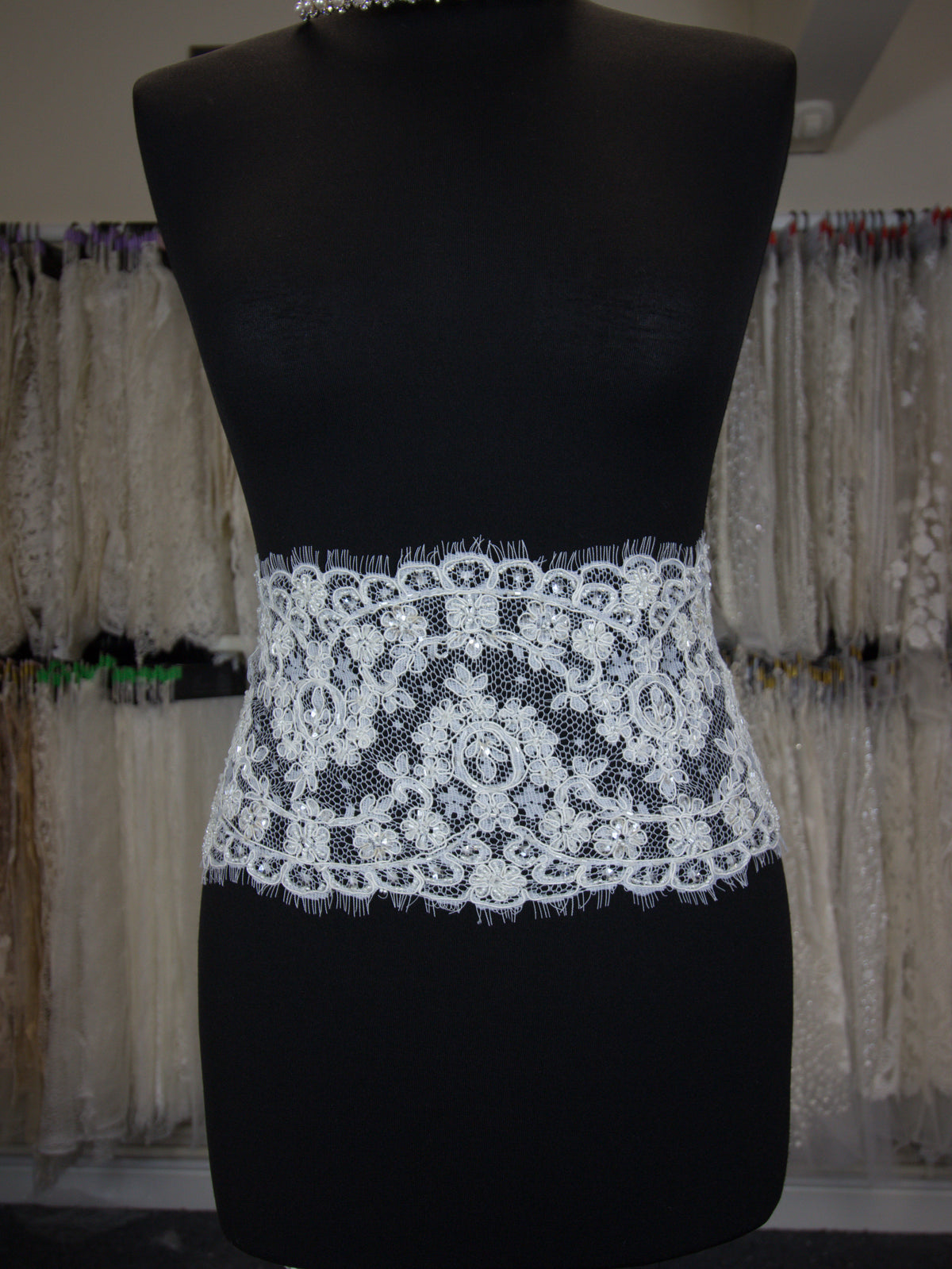 Elfenbeinfarbener perlenbesetzter Spitzenbesatz – Polly