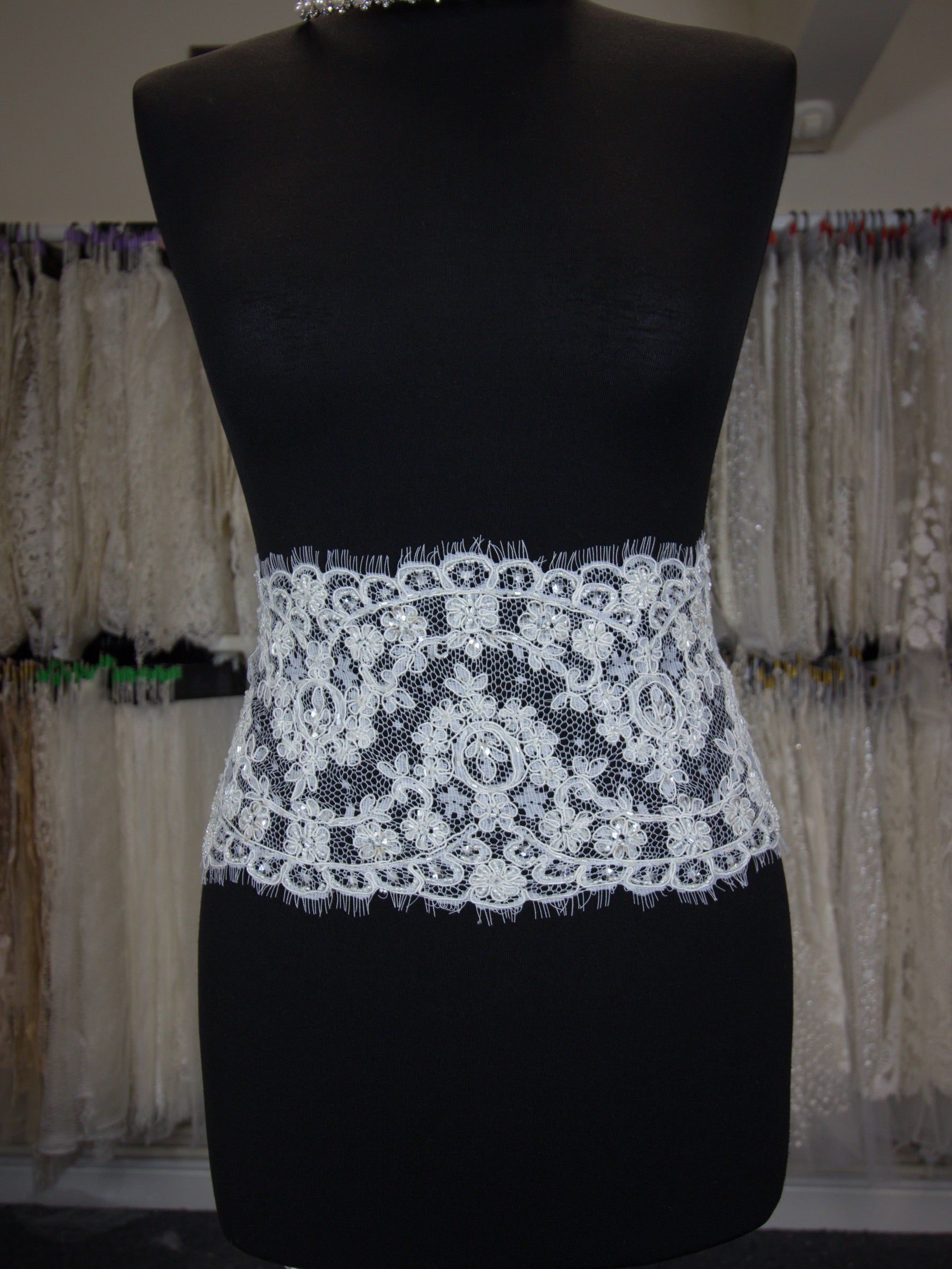 Elfenbeinfarbener perlenbesetzter Spitzenbesatz – Polly