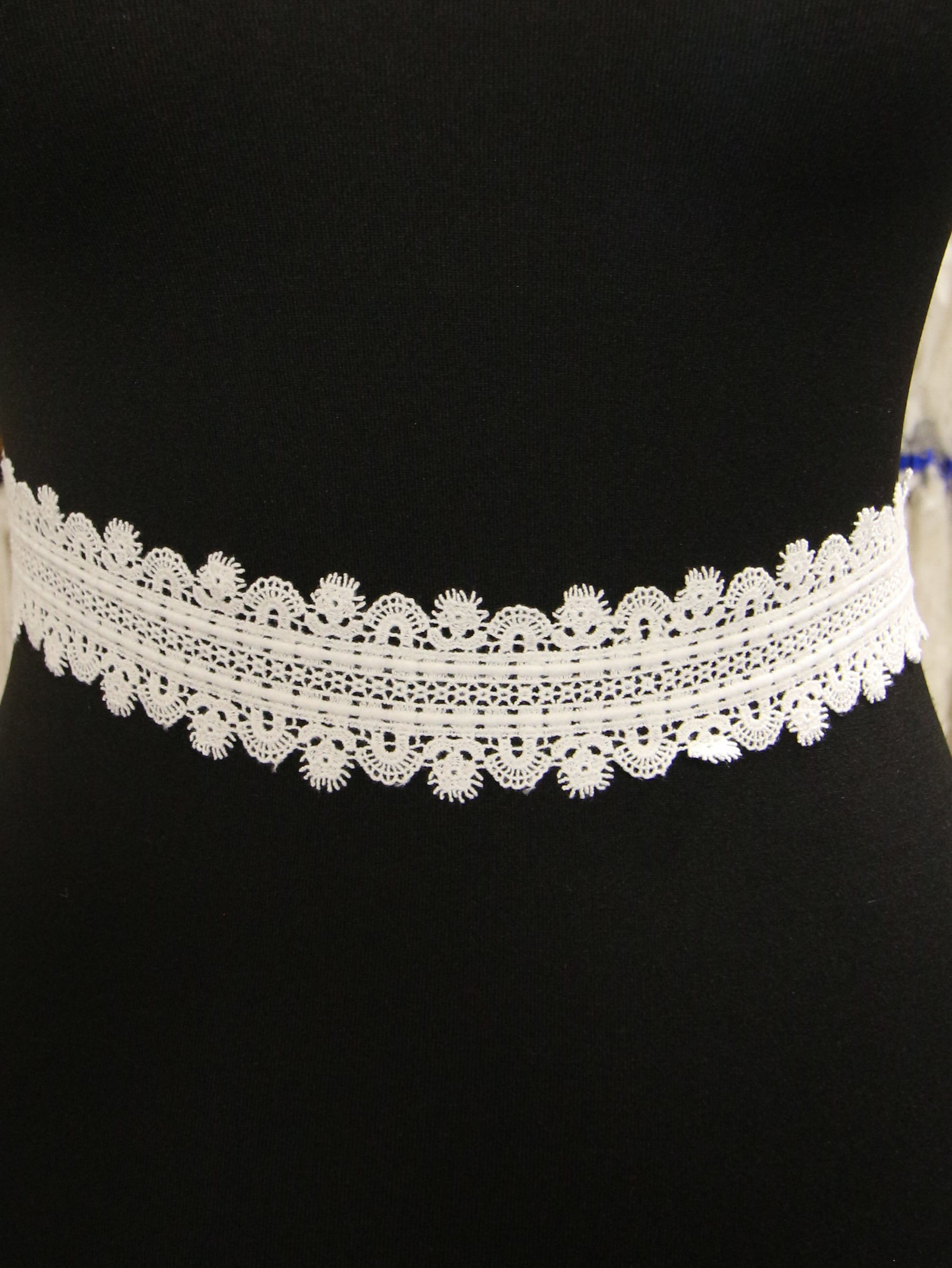 Elfenbeinfarbener Spitzenbesatz – Salamander