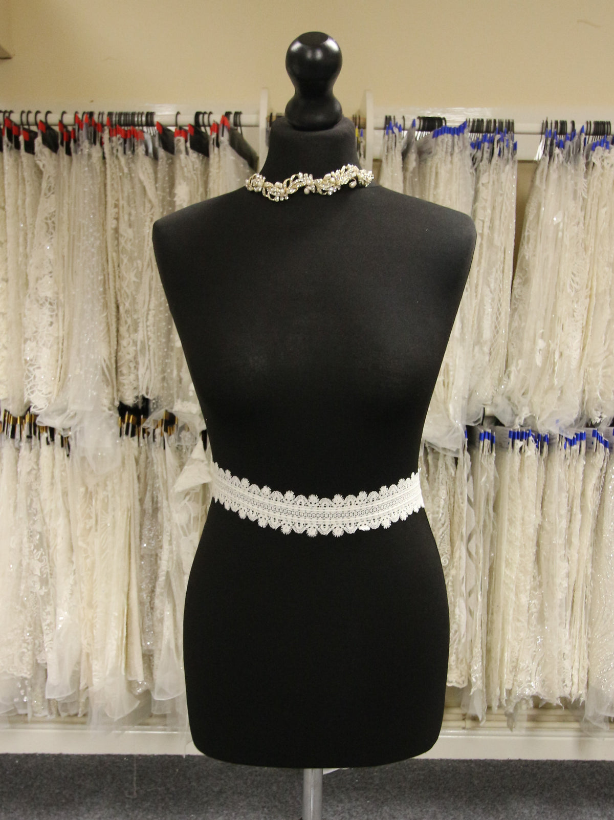 Elfenbeinfarbener Spitzenbesatz – Salamander