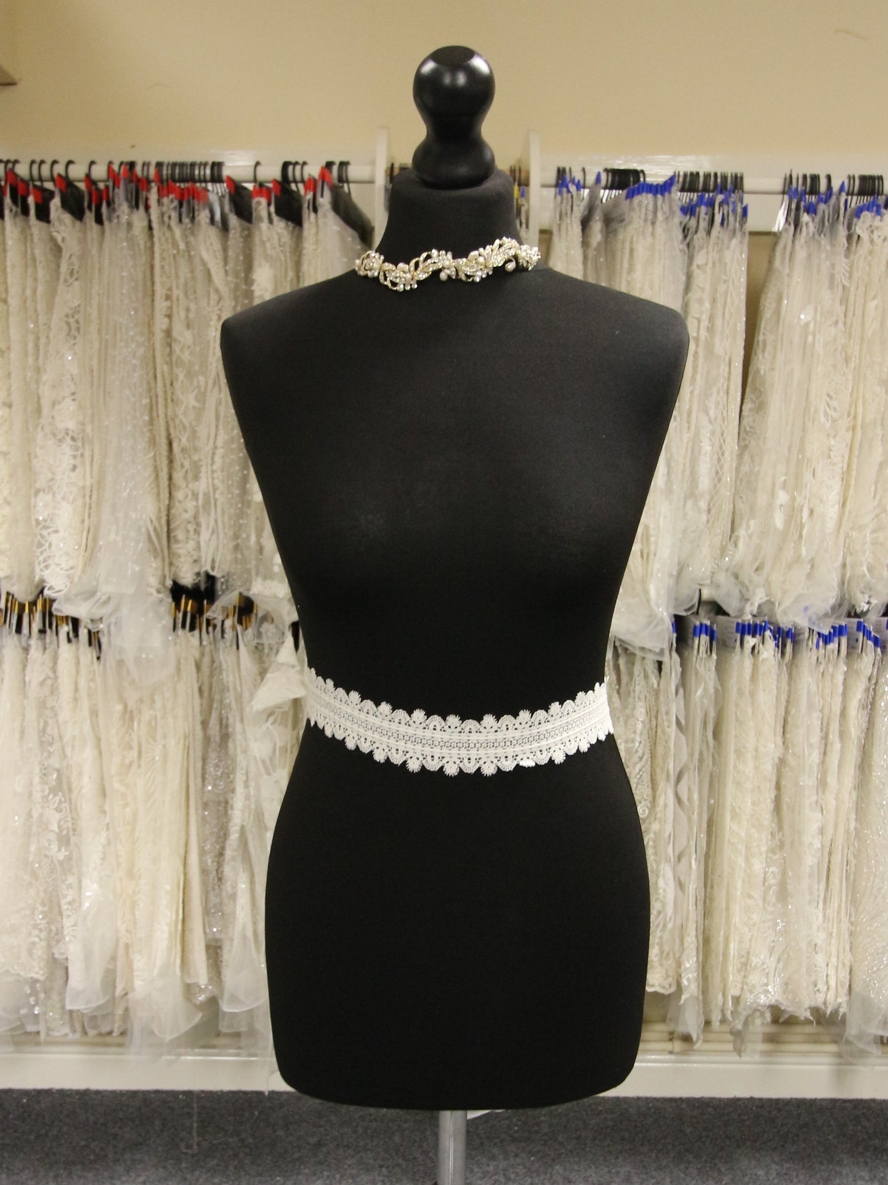 Elfenbeinfarbener Spitzenbesatz – Salamander