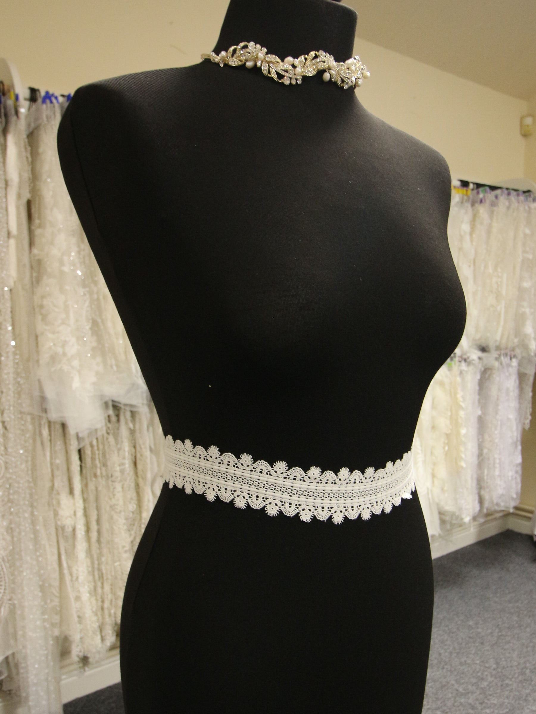 Elfenbeinfarbener Spitzenbesatz – Salamander