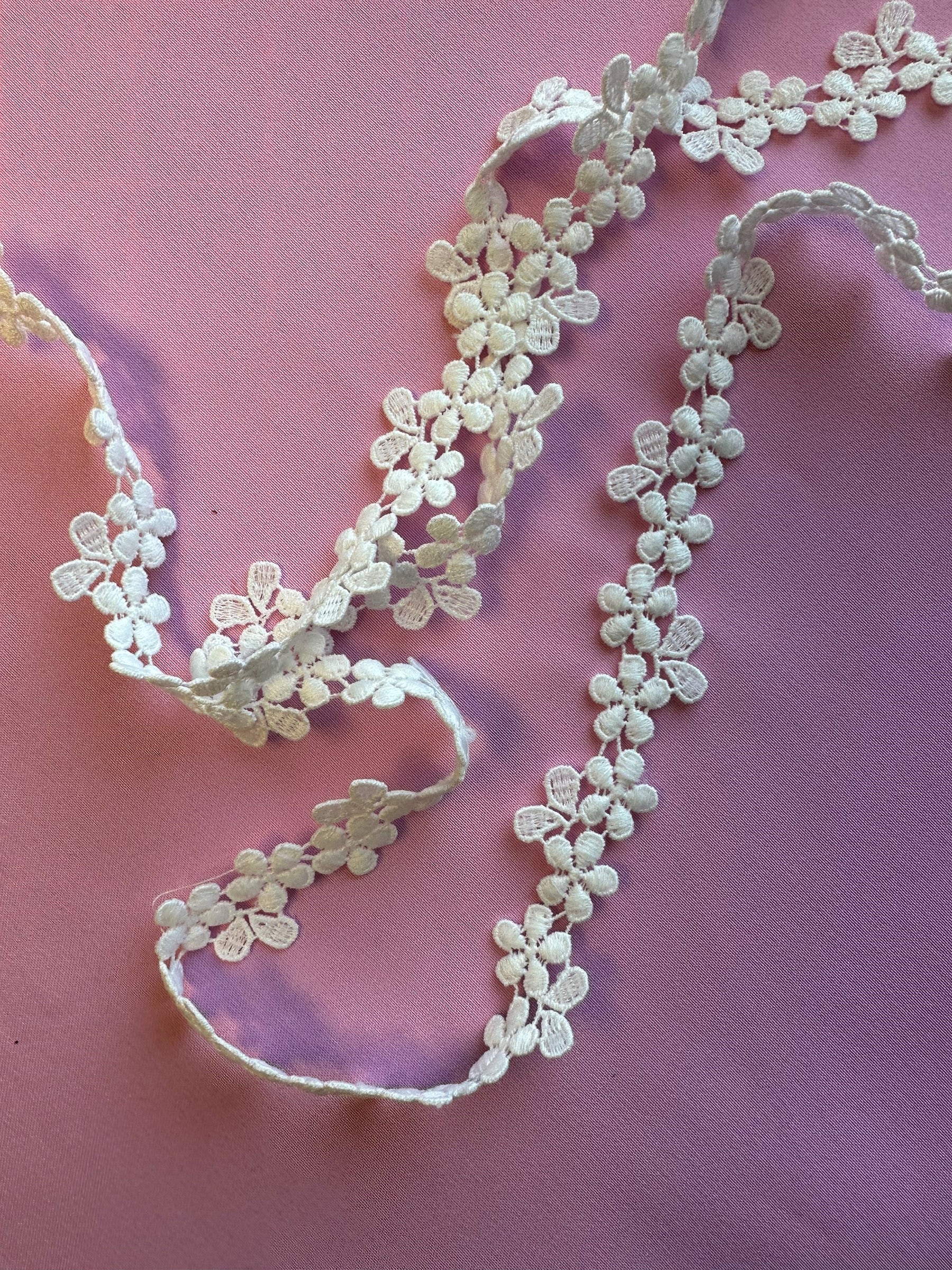 Elfenbeinfarbener Spitzenbesatz – Shadbush