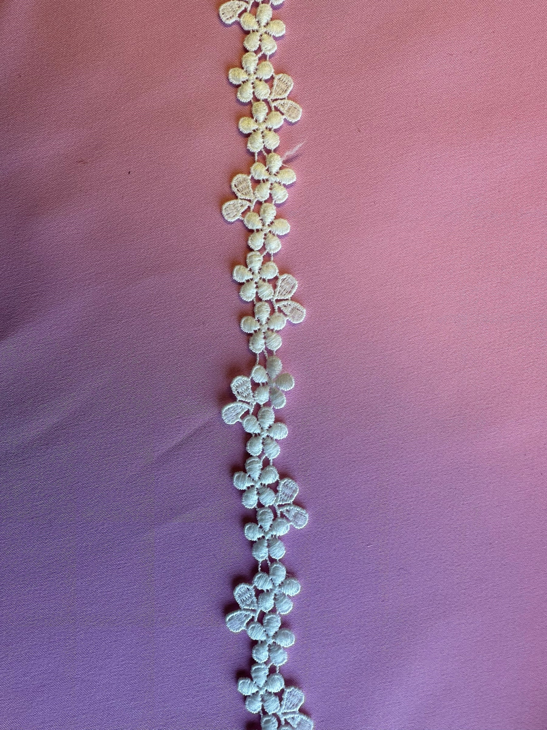 Elfenbeinfarbener Spitzenbesatz – Shadbush