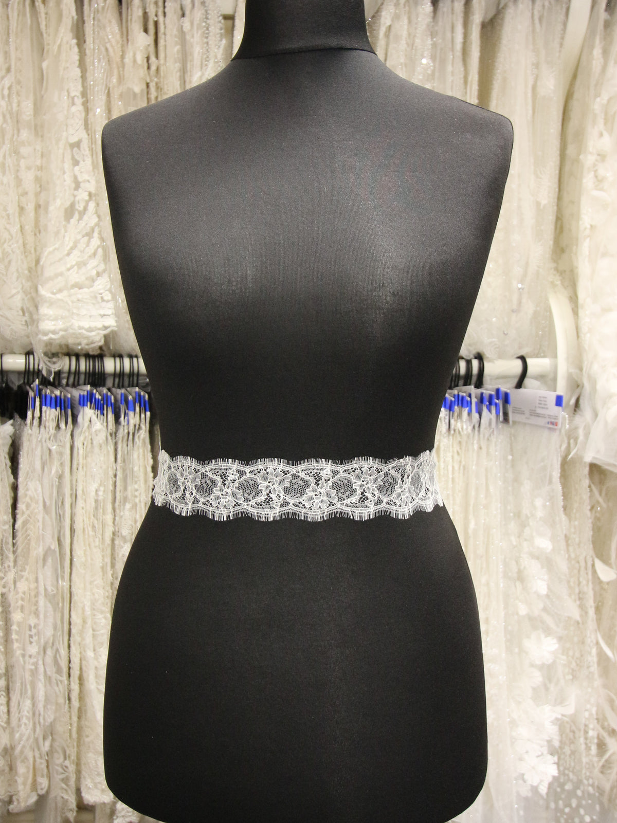 Elfenbeinfarbener Chantilly-Spitzenbesatz – Yvette