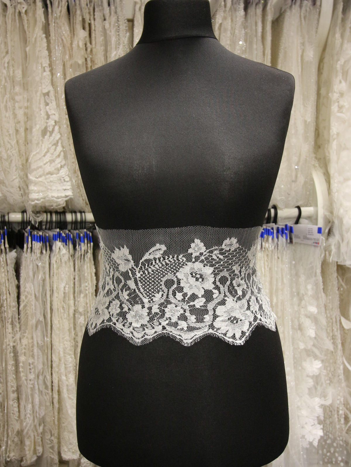 Elfenbeinfarbener Chantilly-Spitzenbesatz – Zara