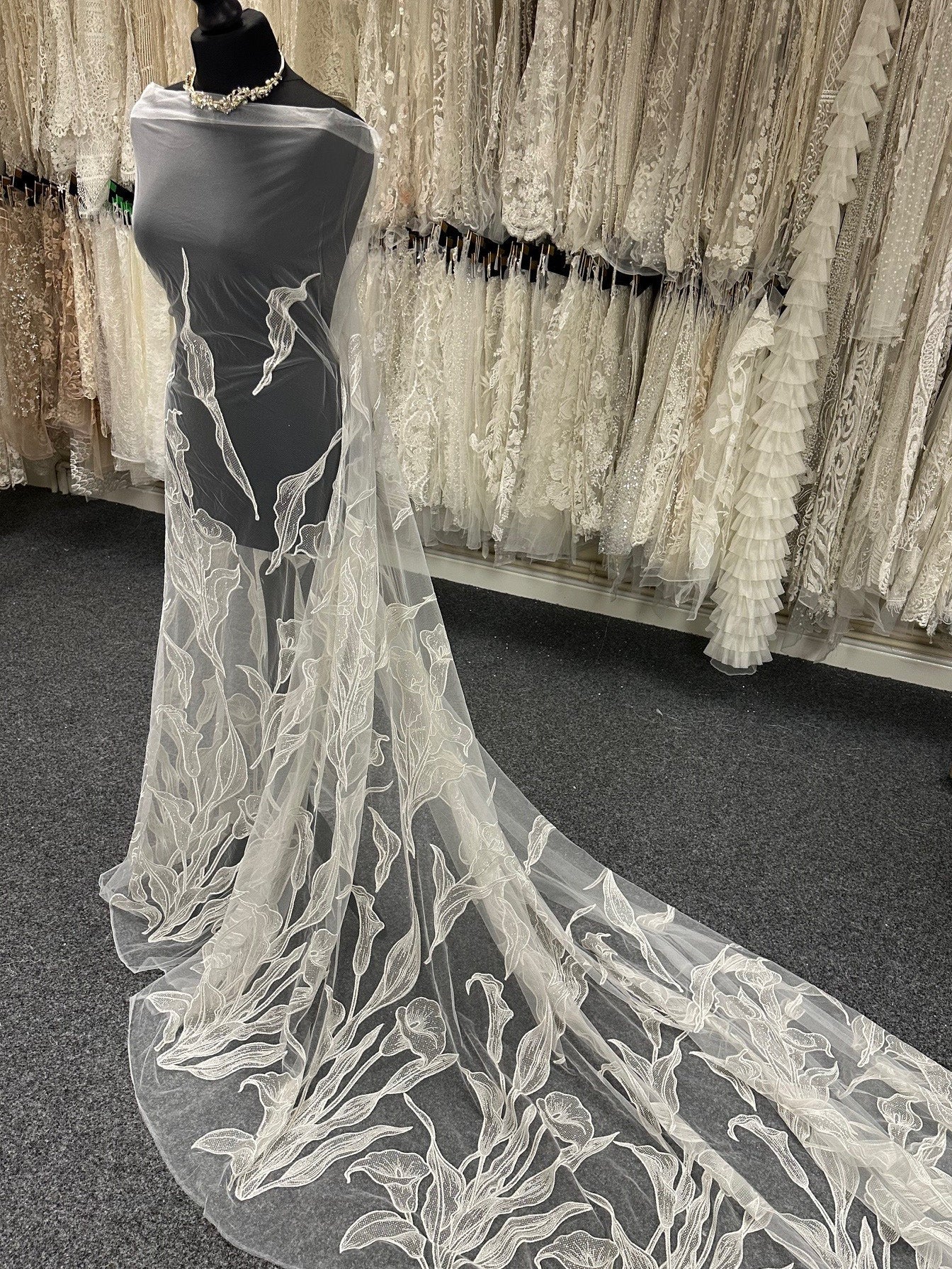 Elfenbeinfarbene bestickte Glitzerspitze – Ariadne