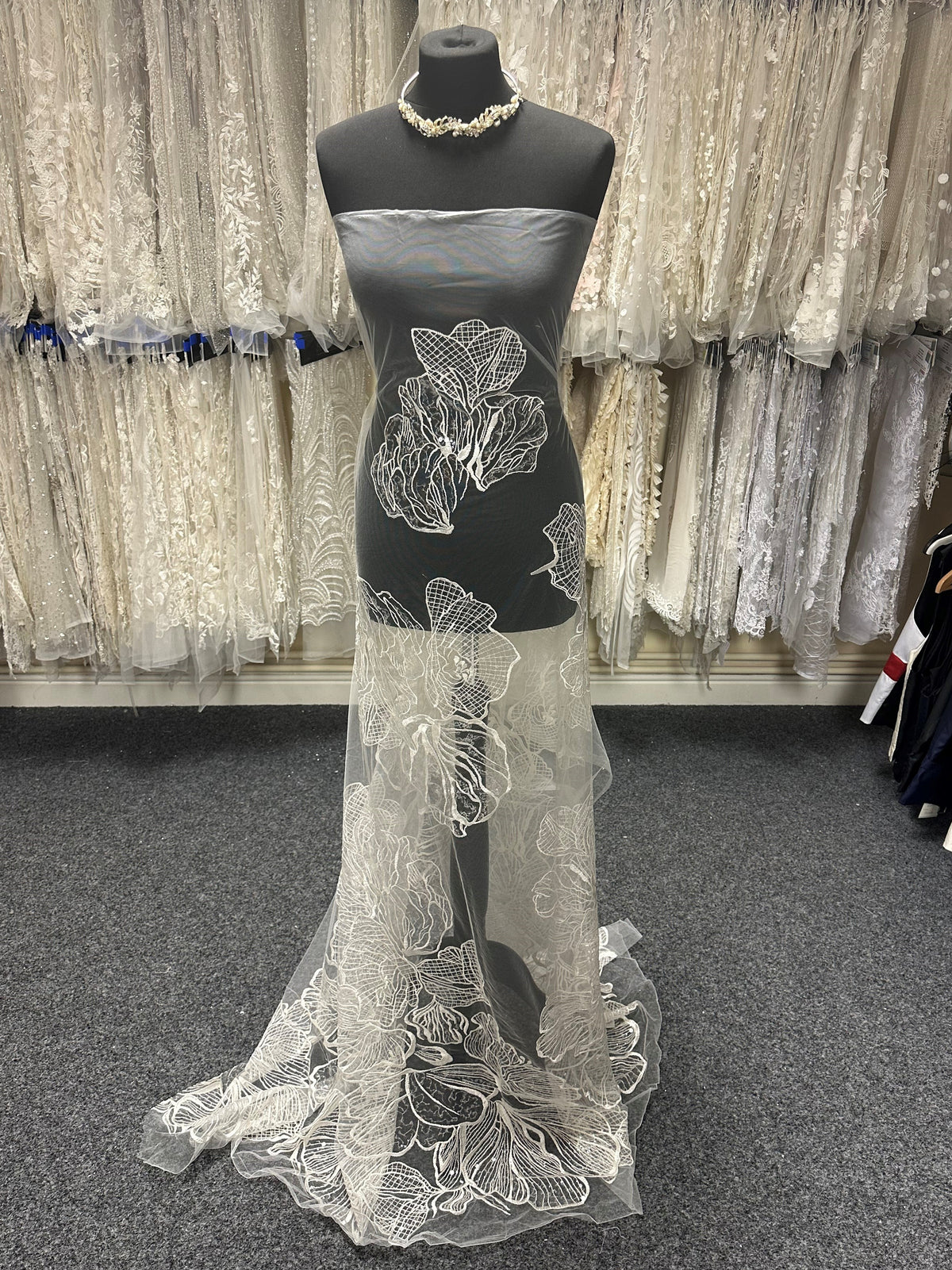 Elfenbeinfarbene Pailletten-Stickspitze – Thomasina