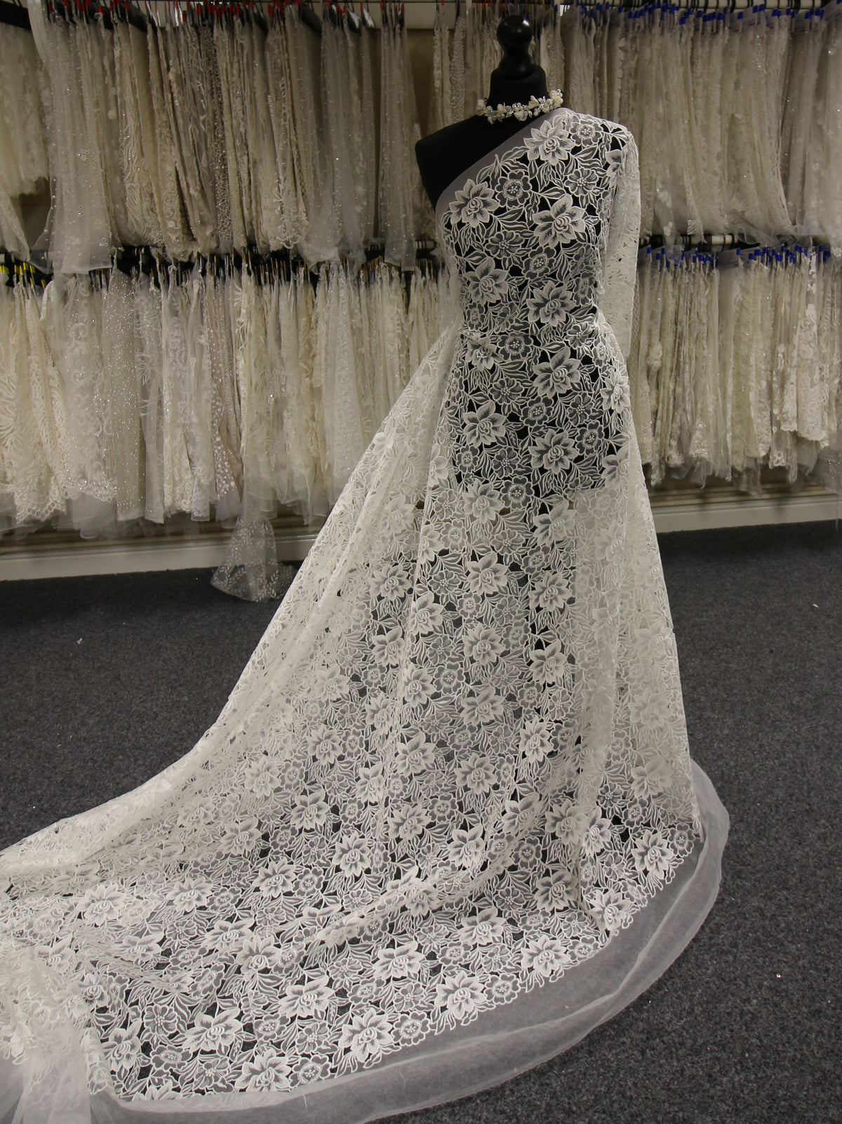 Elfenbeinfarbene Blumenspitze – Hermosa