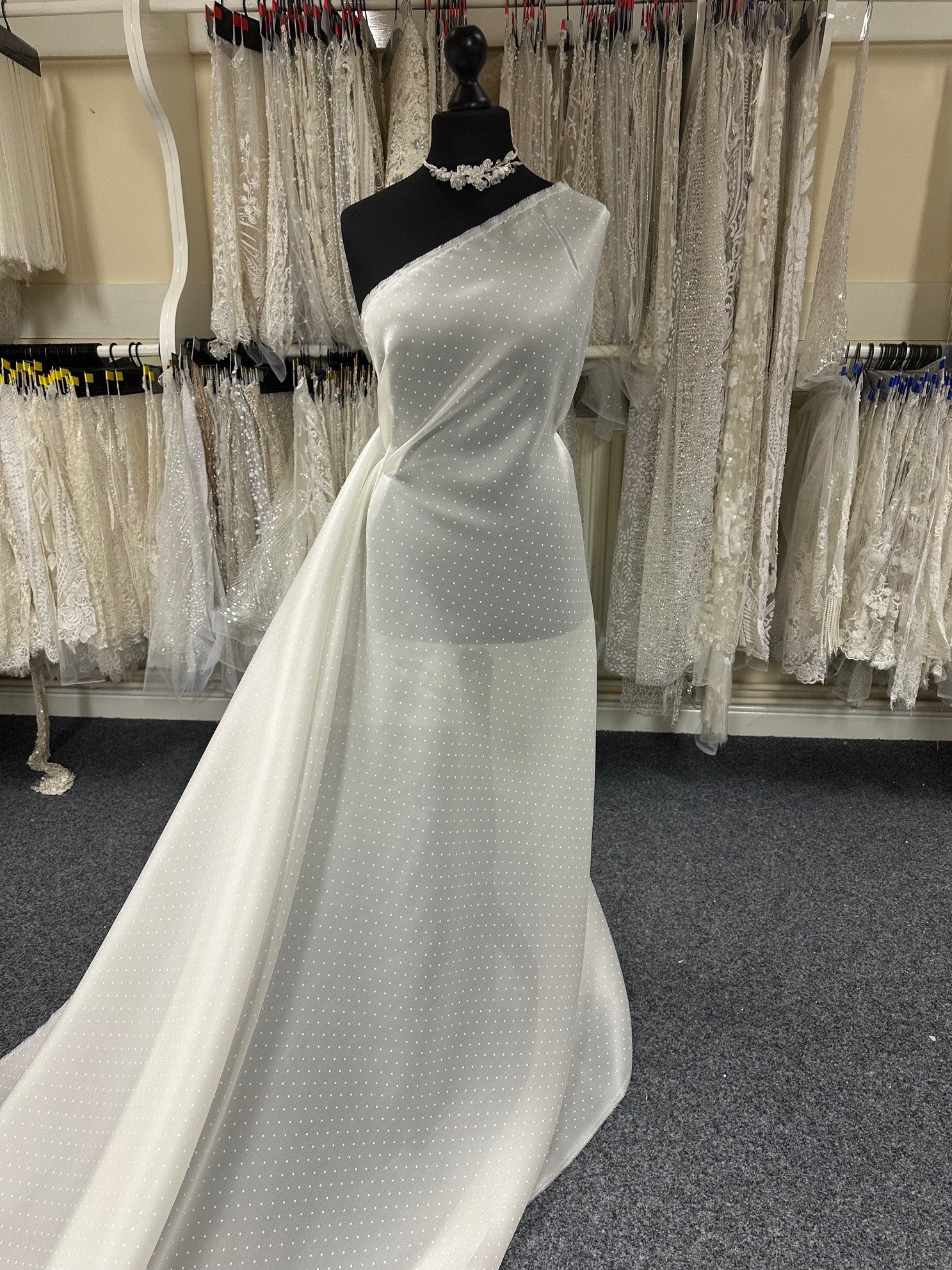 Elfenbeinfarbener Seidenorganza mit Tupfenmuster – Punto