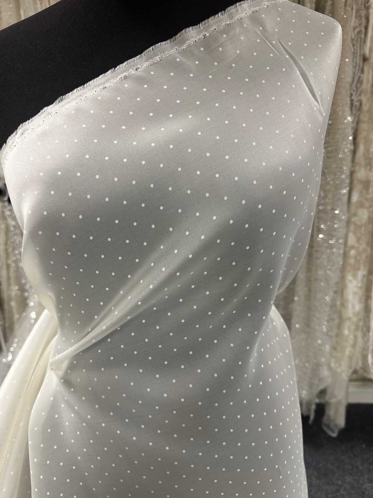 Elfenbeinfarbener Seidenorganza mit Tupfenmuster – Punto