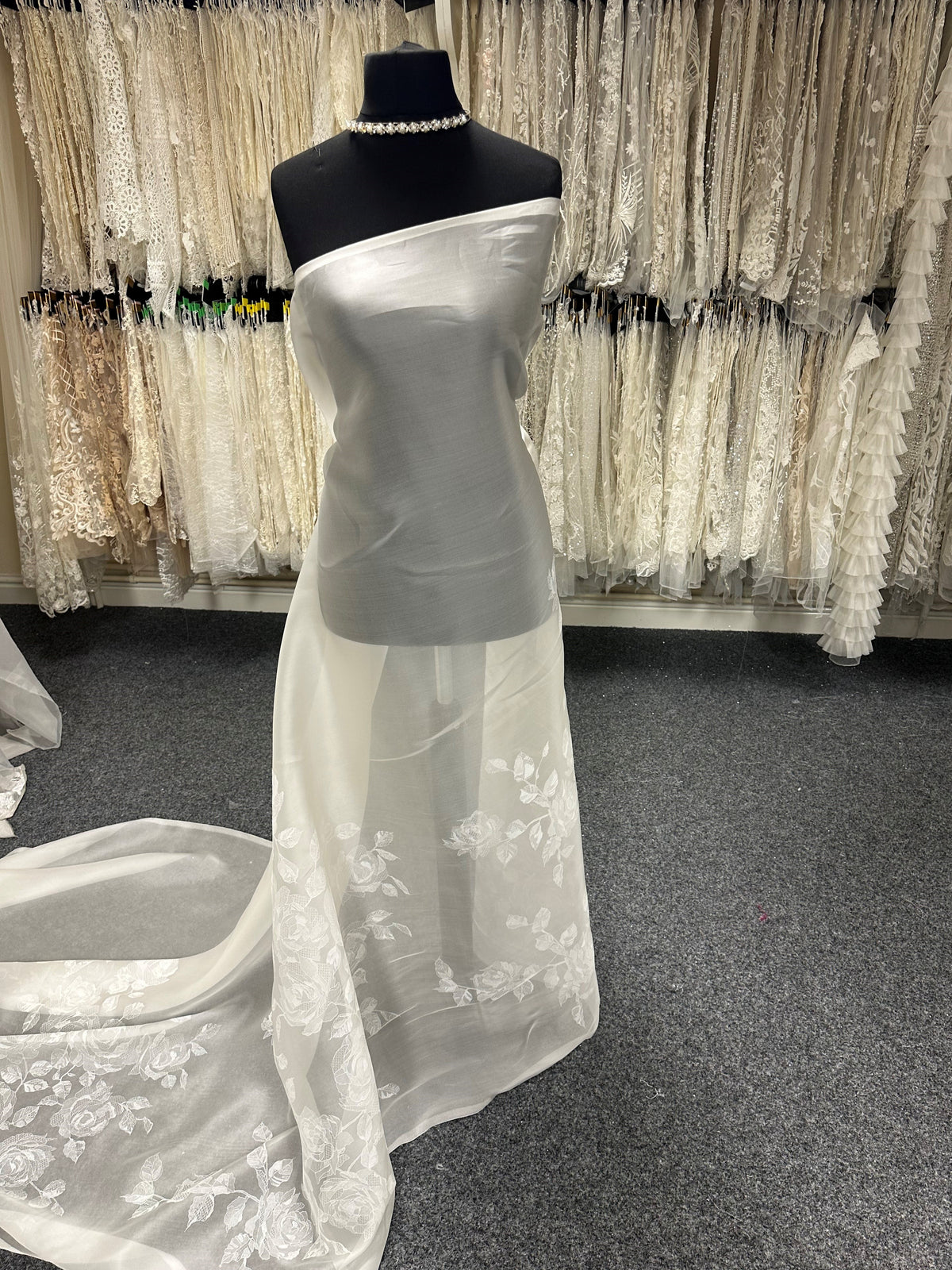 Elfenbeinfarbener, bedruckter Organza-Satin – Lorenzo