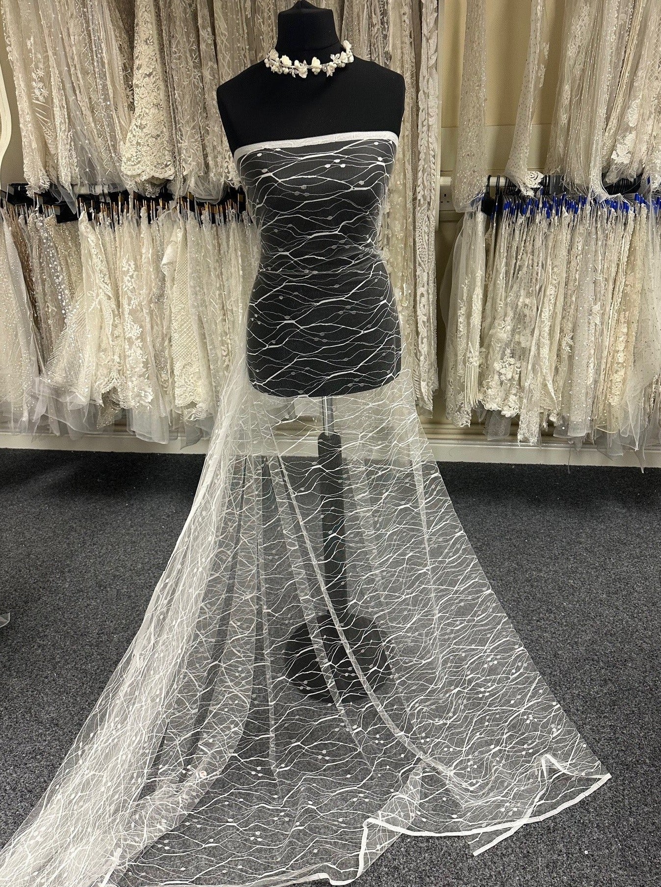 Elfenbeinfarbene Raschelspitze – Stream