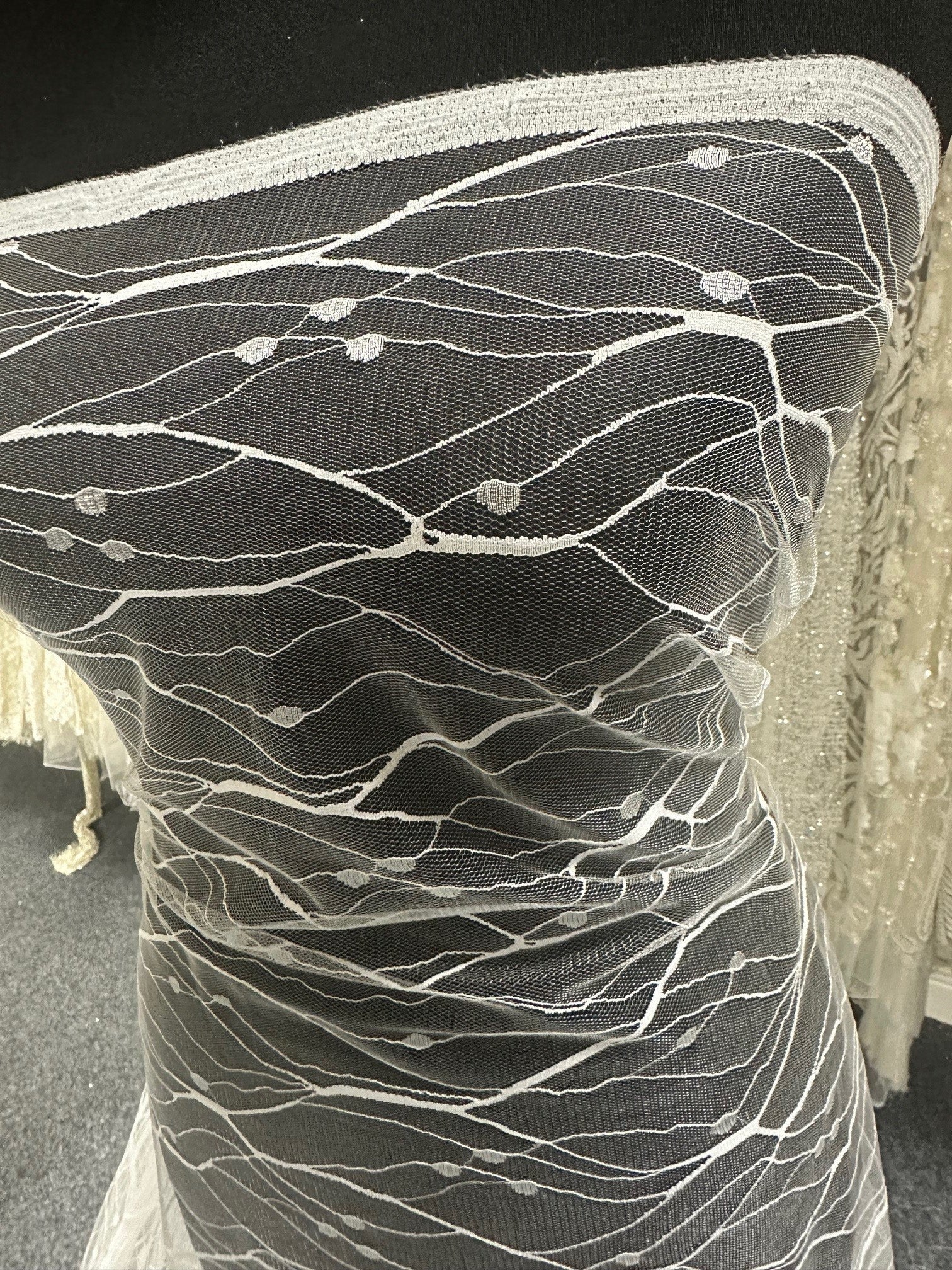 Elfenbeinfarbene Raschelspitze – Stream