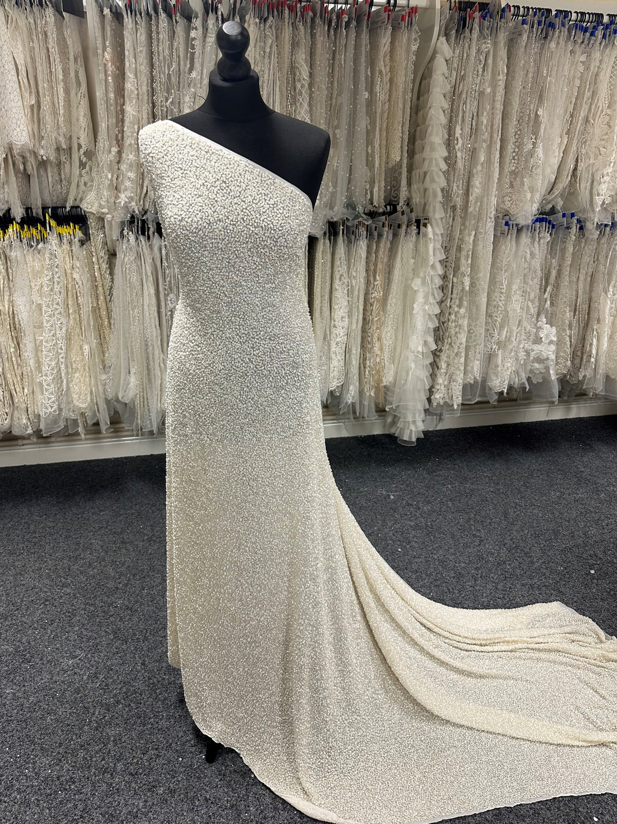 Elfenbeinfarbener Paillettenstoff – Babette