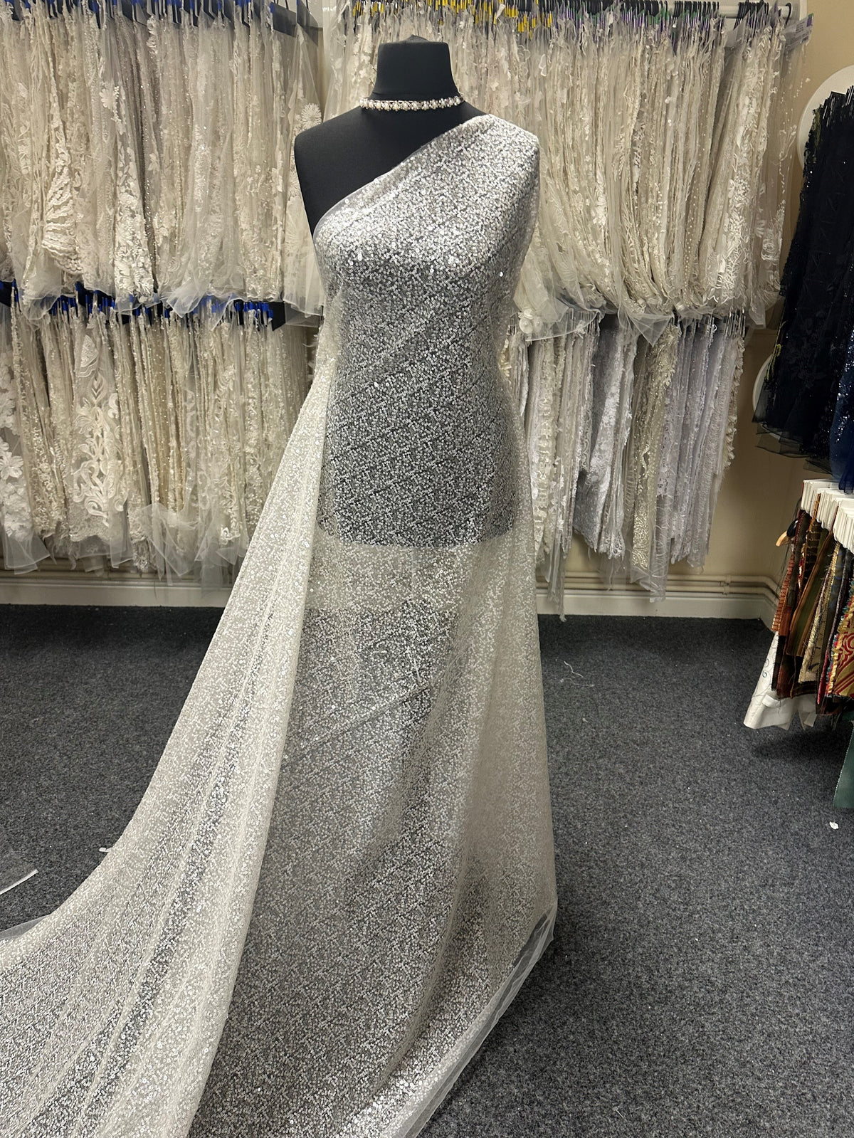 Elfenbeinfarbene Paillettenspitze – Finley