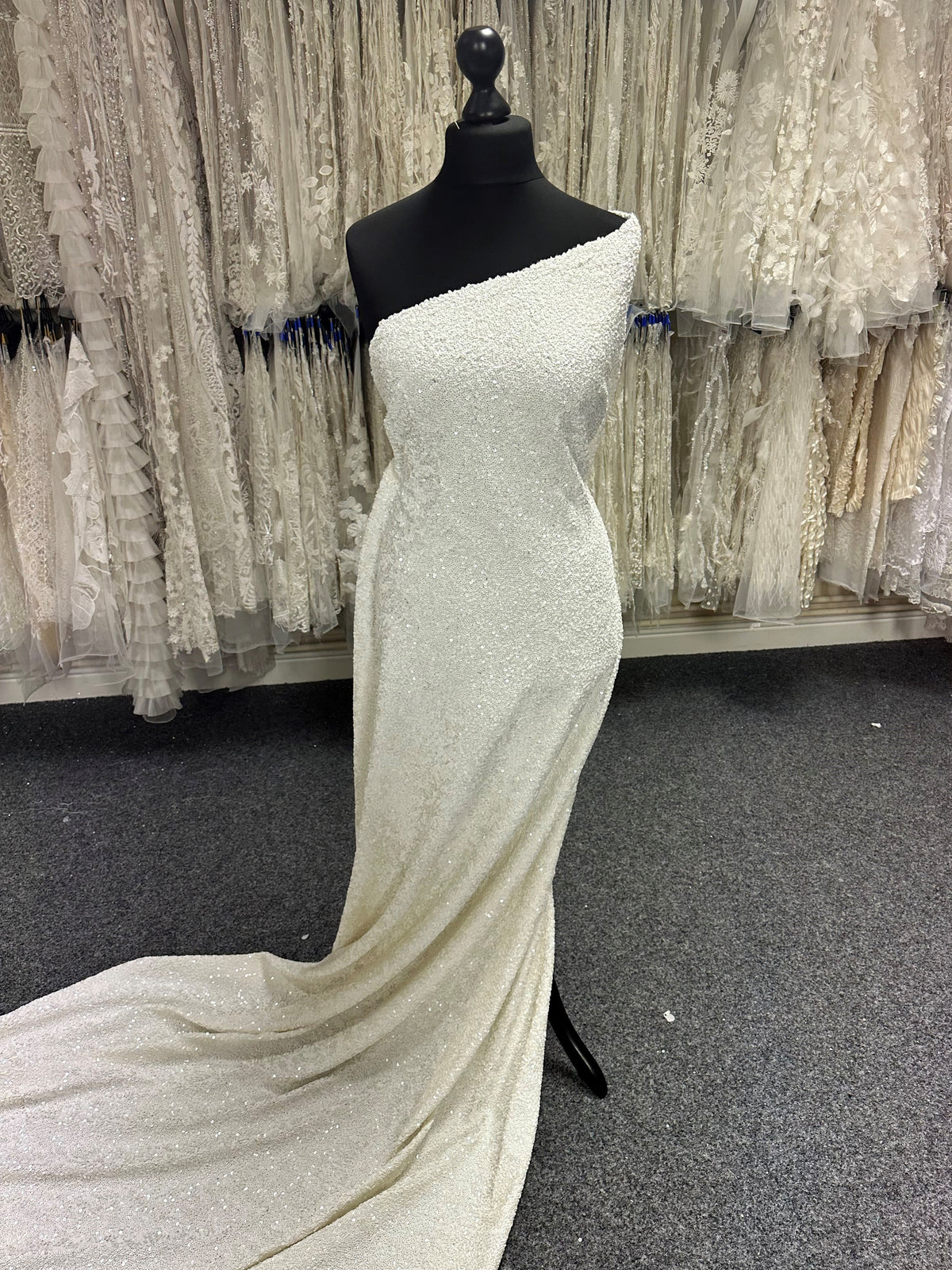 Elfenbeinfarbener, mit Pailletten verzierter Georgette – Lawrie