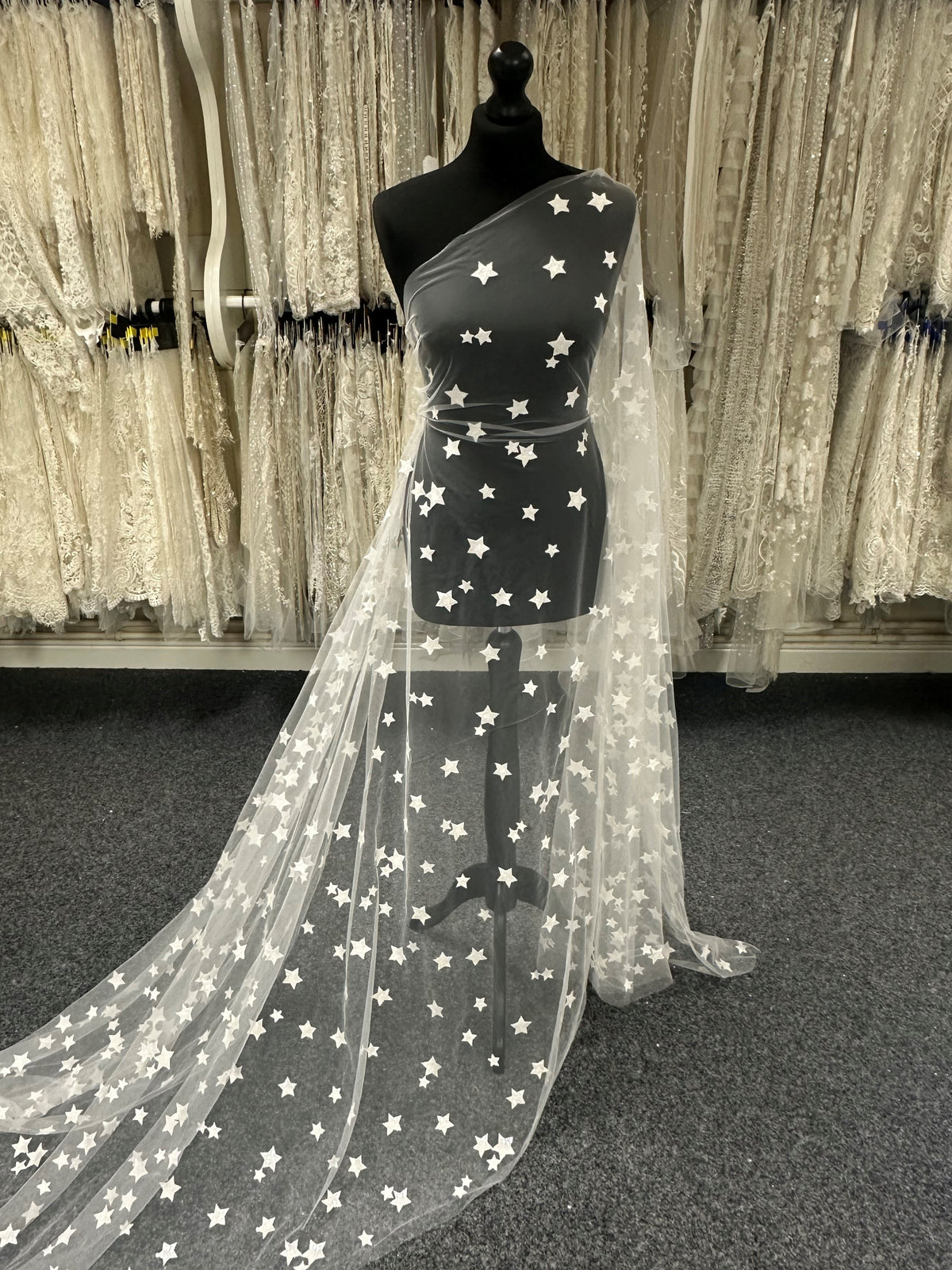 Elfenbeinbestickte Spitze – Vedette