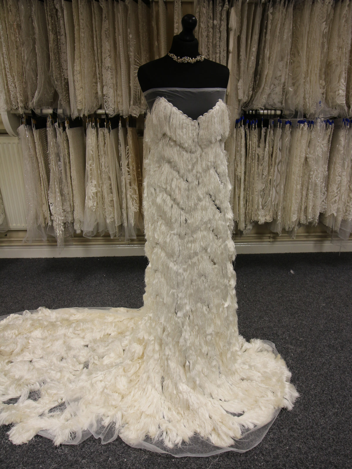 Elfenbeinfarbene Quastenspitze – Vibia