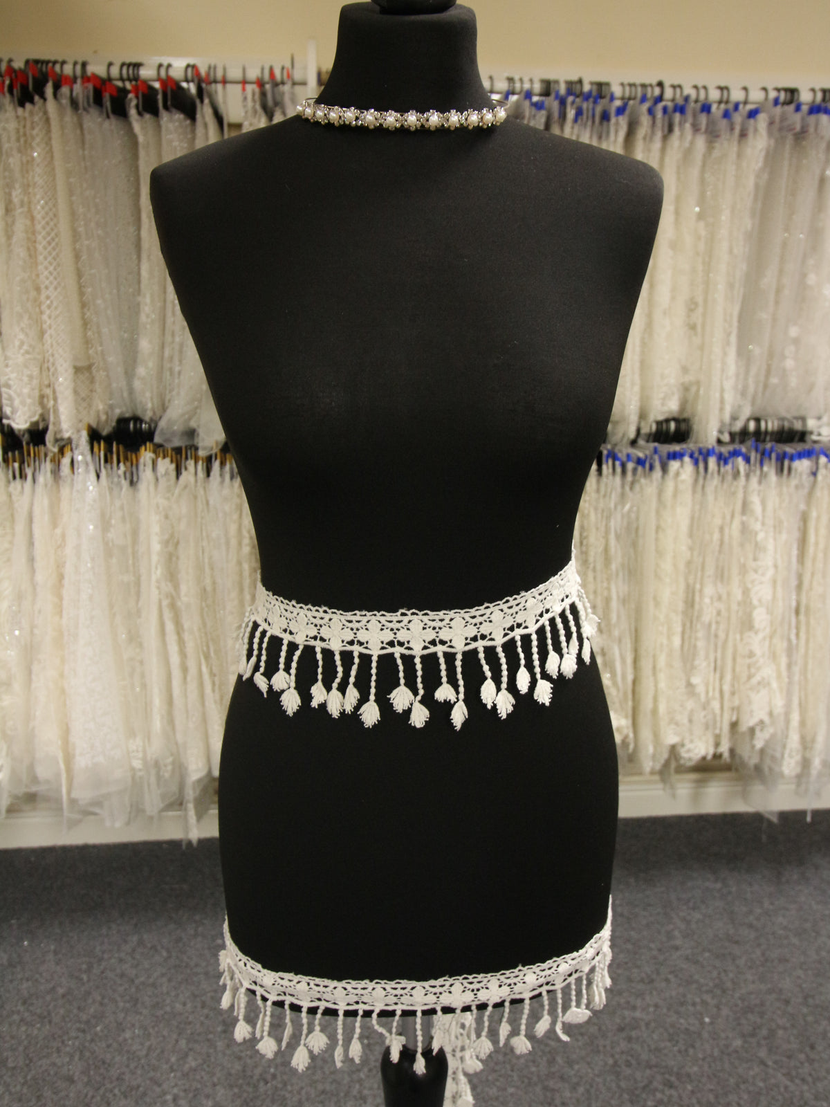 Elfenbeinfarbener Spitzenbesatz – Erle