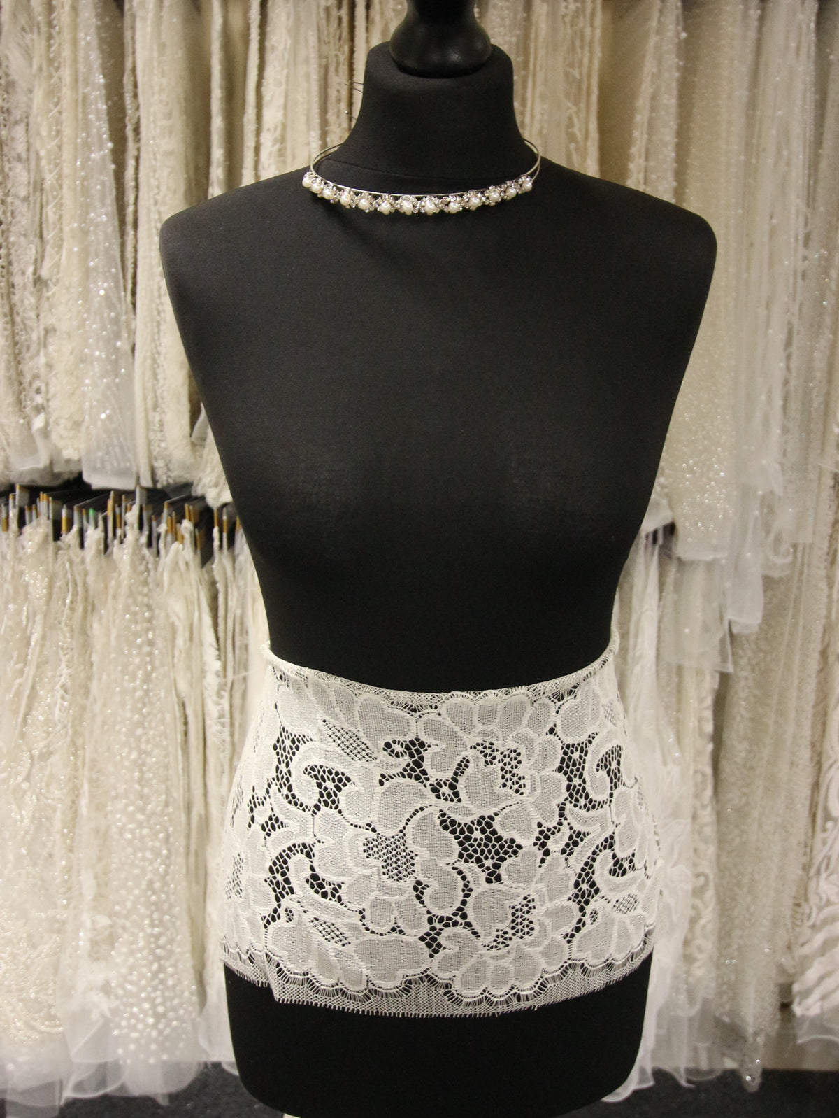 Elfenbeinfarbener Chantilly-Spitzenbesatz – Patsy